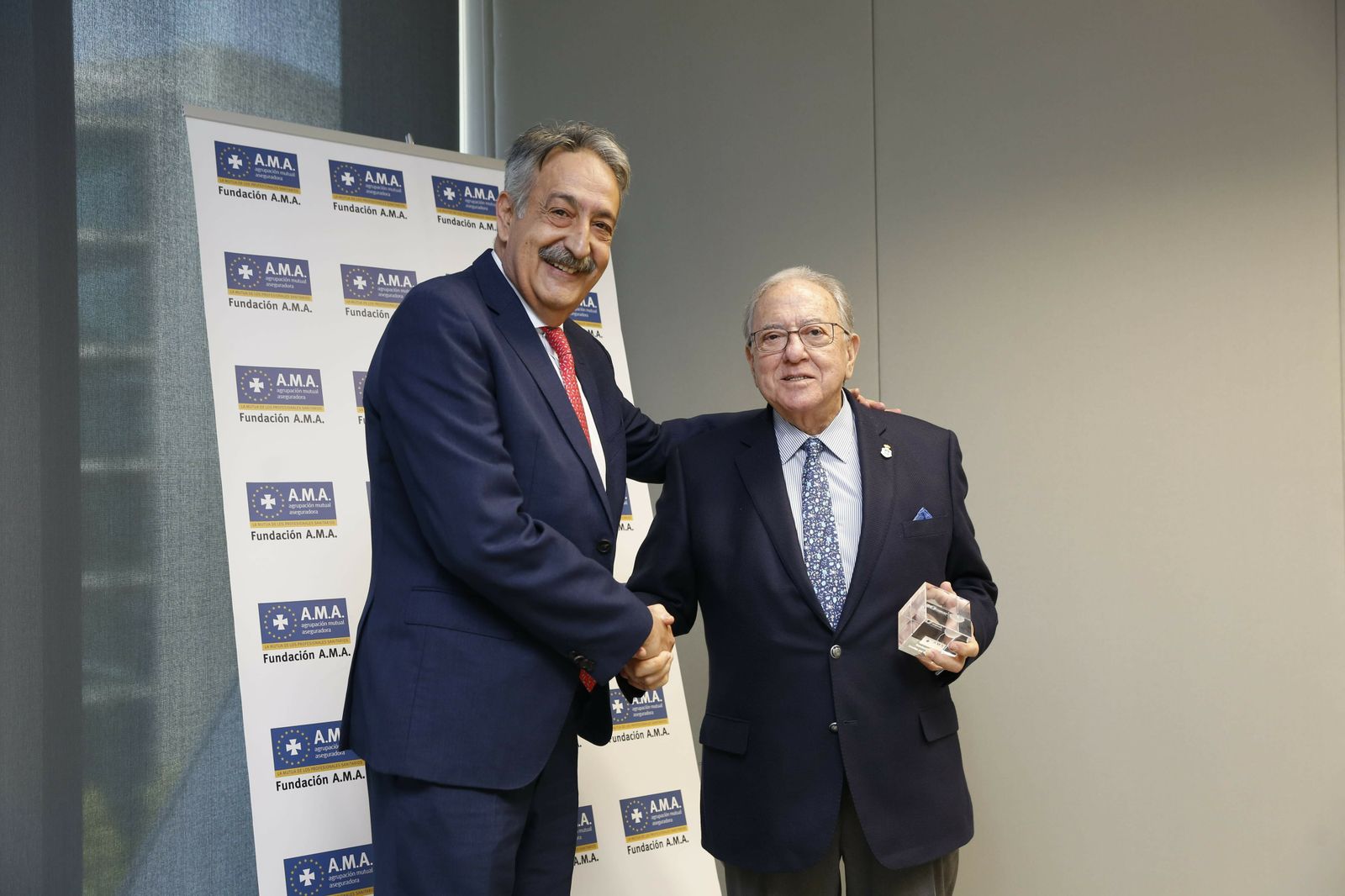 El presidente de Fundación AMA, Diego Murillo, recibió una placa conmemorativa de mano de International SOS.