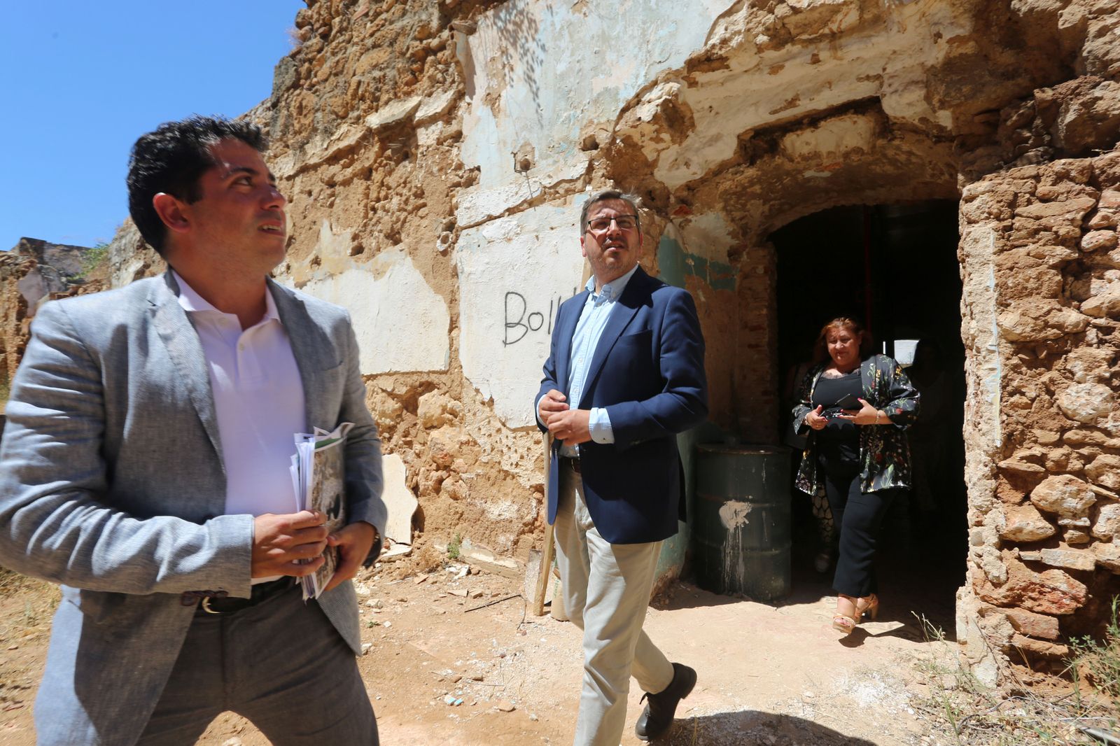 Visita de autoridades a las obras de restauración de la Barbacana de Niebla en imágenes