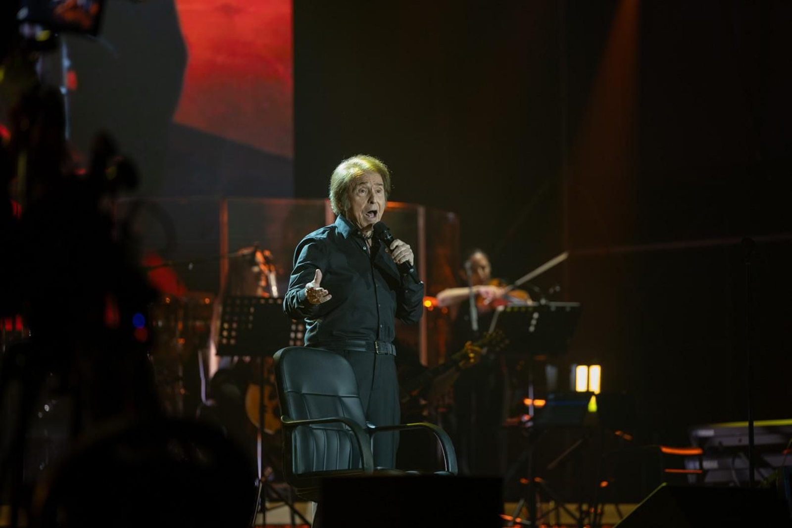 Así se disfruta en Jaén del concierto de Raphael, "Raphaelísimo"