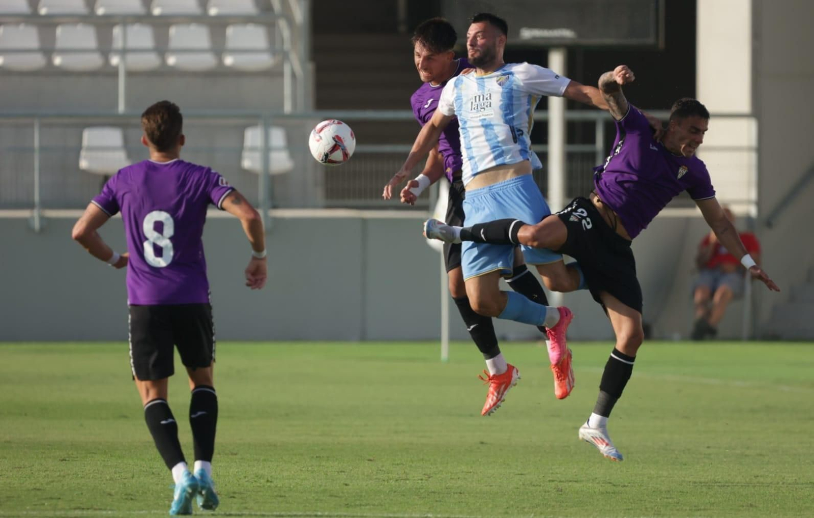 Las mejores fotos del ambiente en el Municipal de La Línea para el Málaga - Córdoba CF