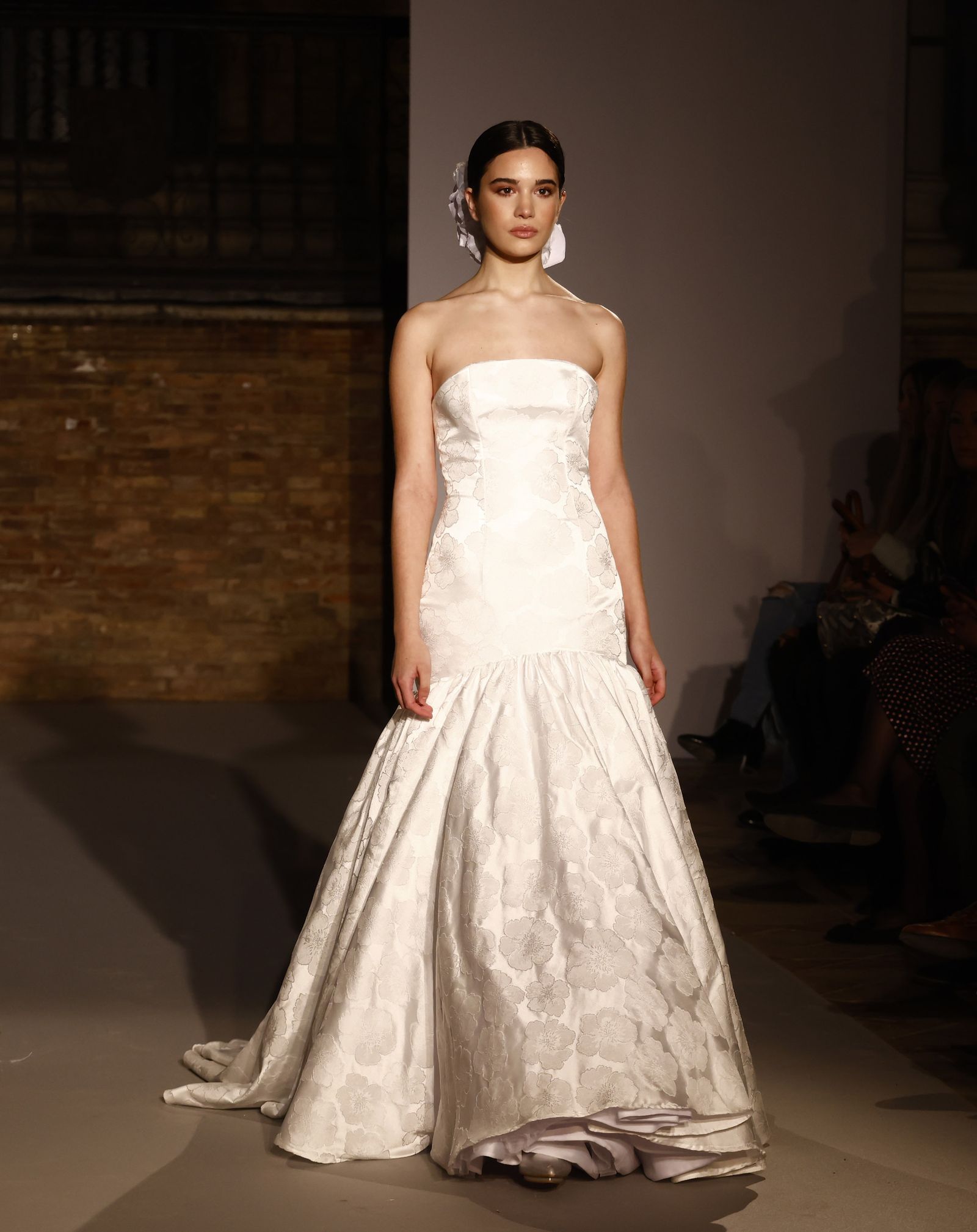 Las tendencias en vestidos de novia e invitada de la pasarela SIQ, en fotos