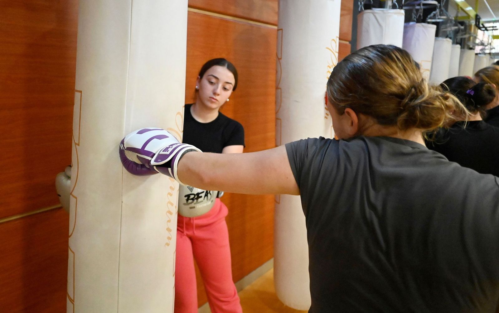La masterclass de boxeo de Rafa Lozano Jr a medio centenar de mujeres de Córdoba, en imágenes