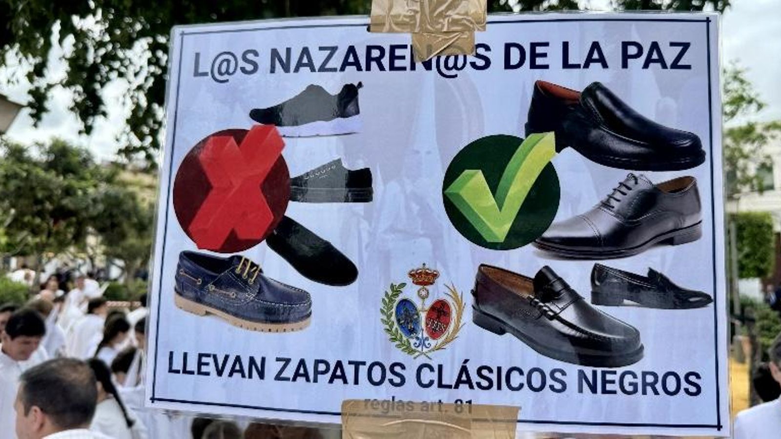 Un cartel que recuerda las normas de. vestimenta del nazareno.