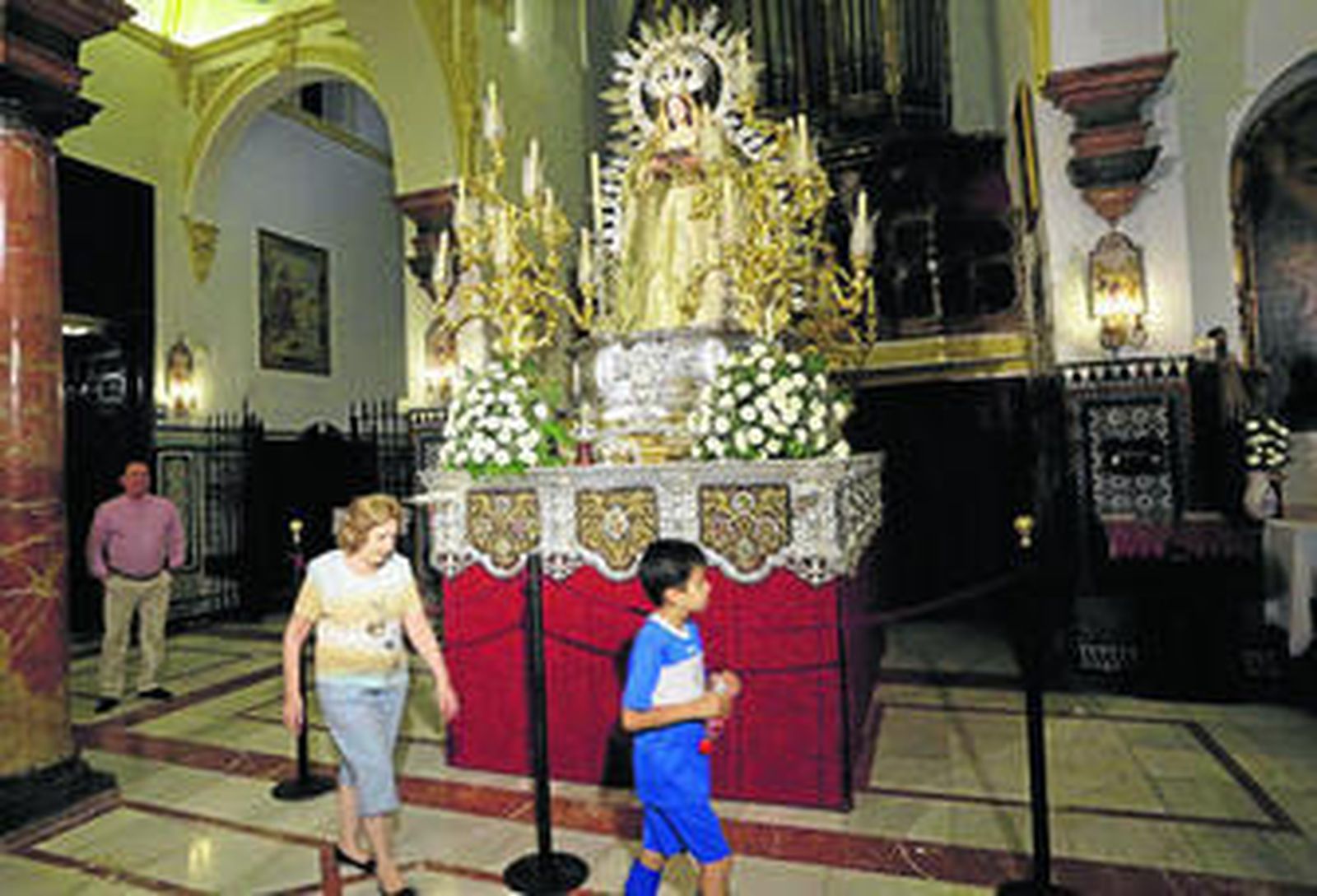 La Virgen de la O Gloriosa en el paso de Madre de Dios del Rosario preparada para su salida de mañana.