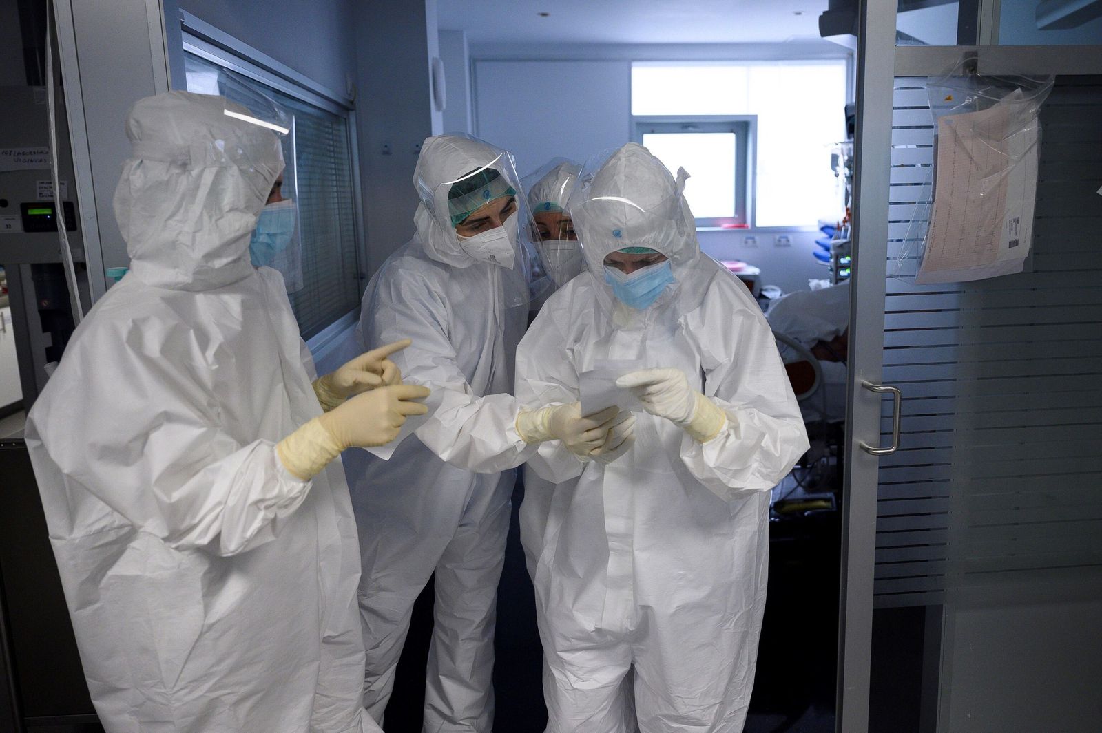 Personal sanitario en una UCI.