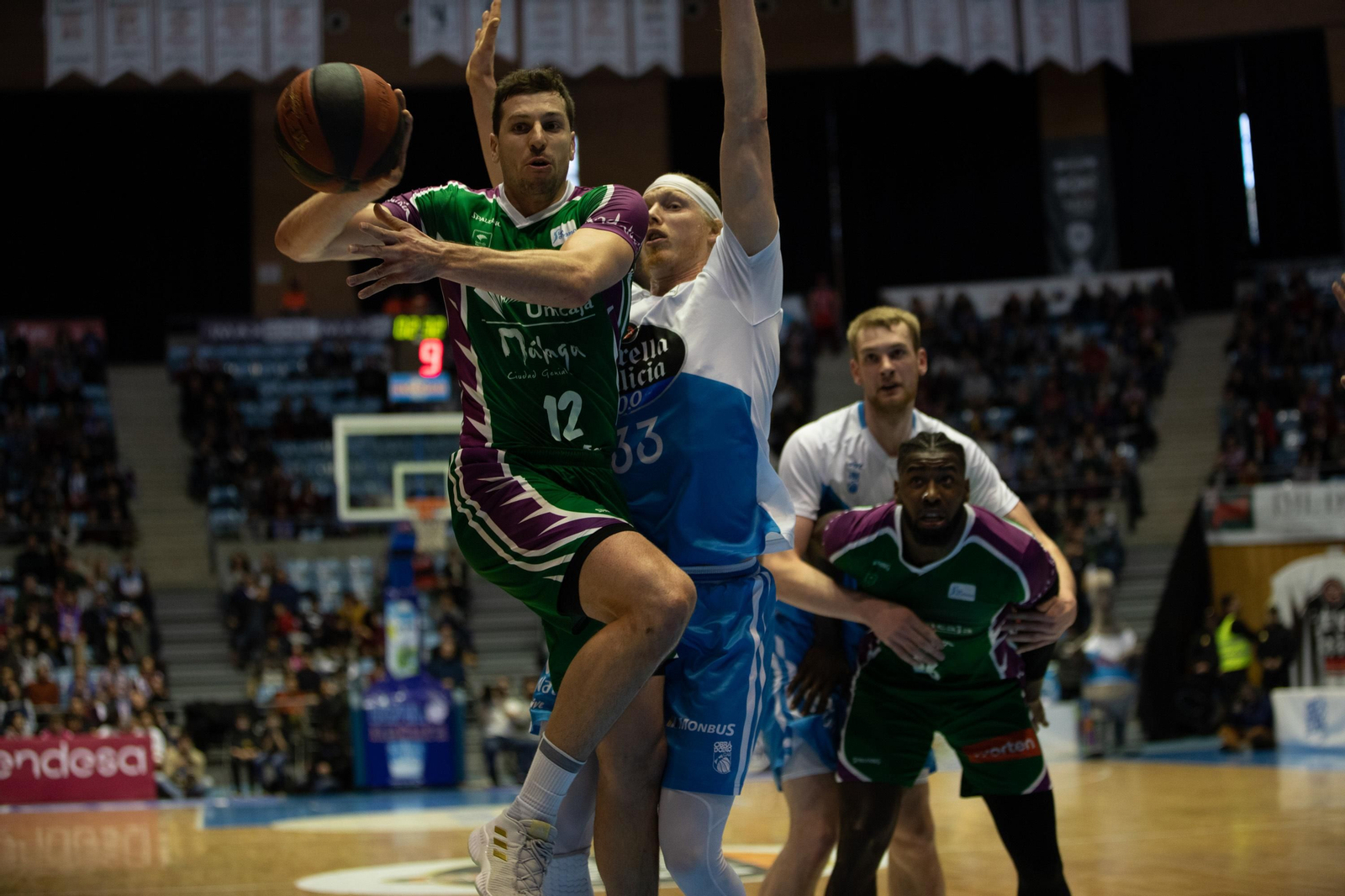 Milosavljevic ataca ante Singler.