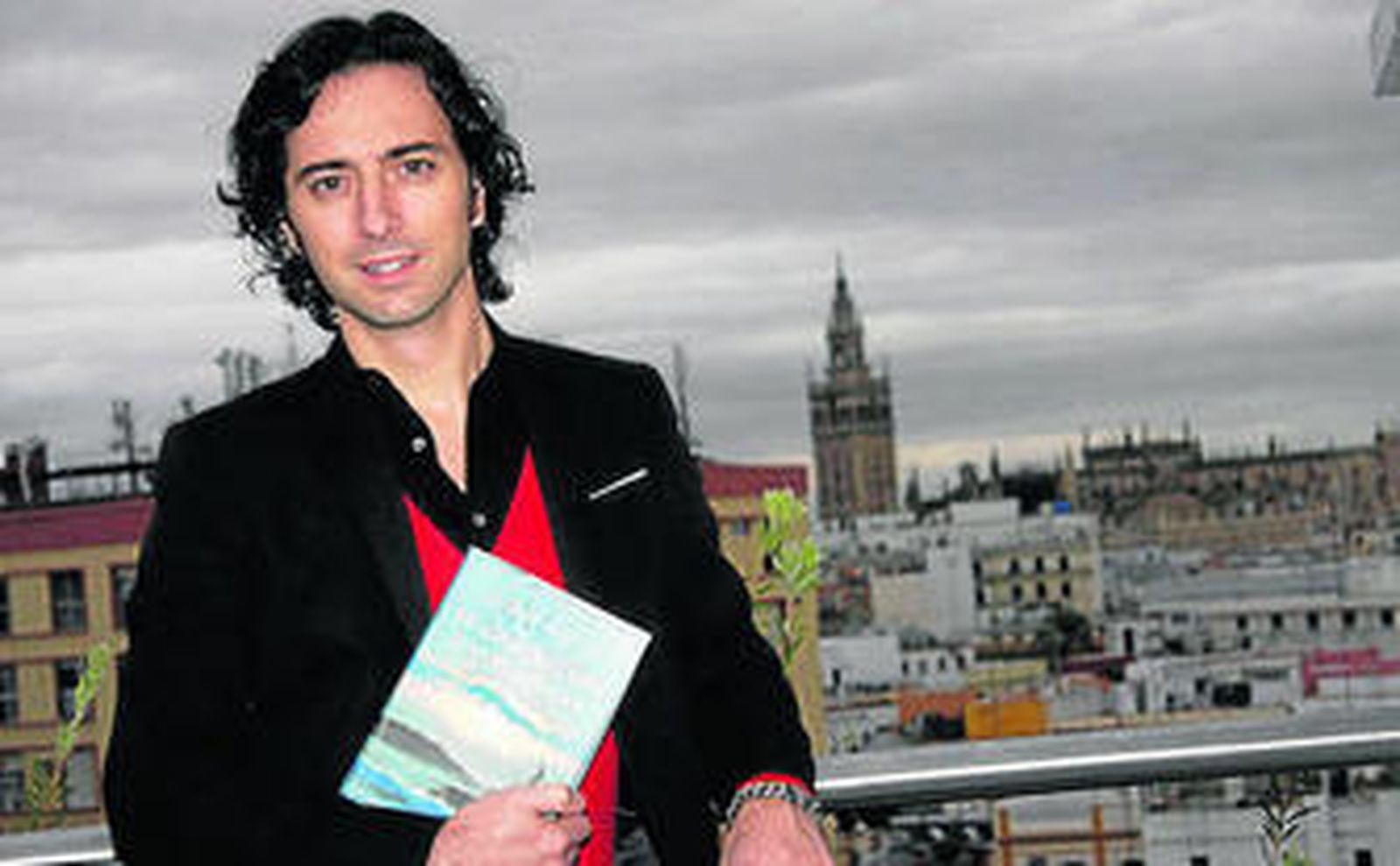 Andrés Pascual, con un ejemplar de su segunda novela.