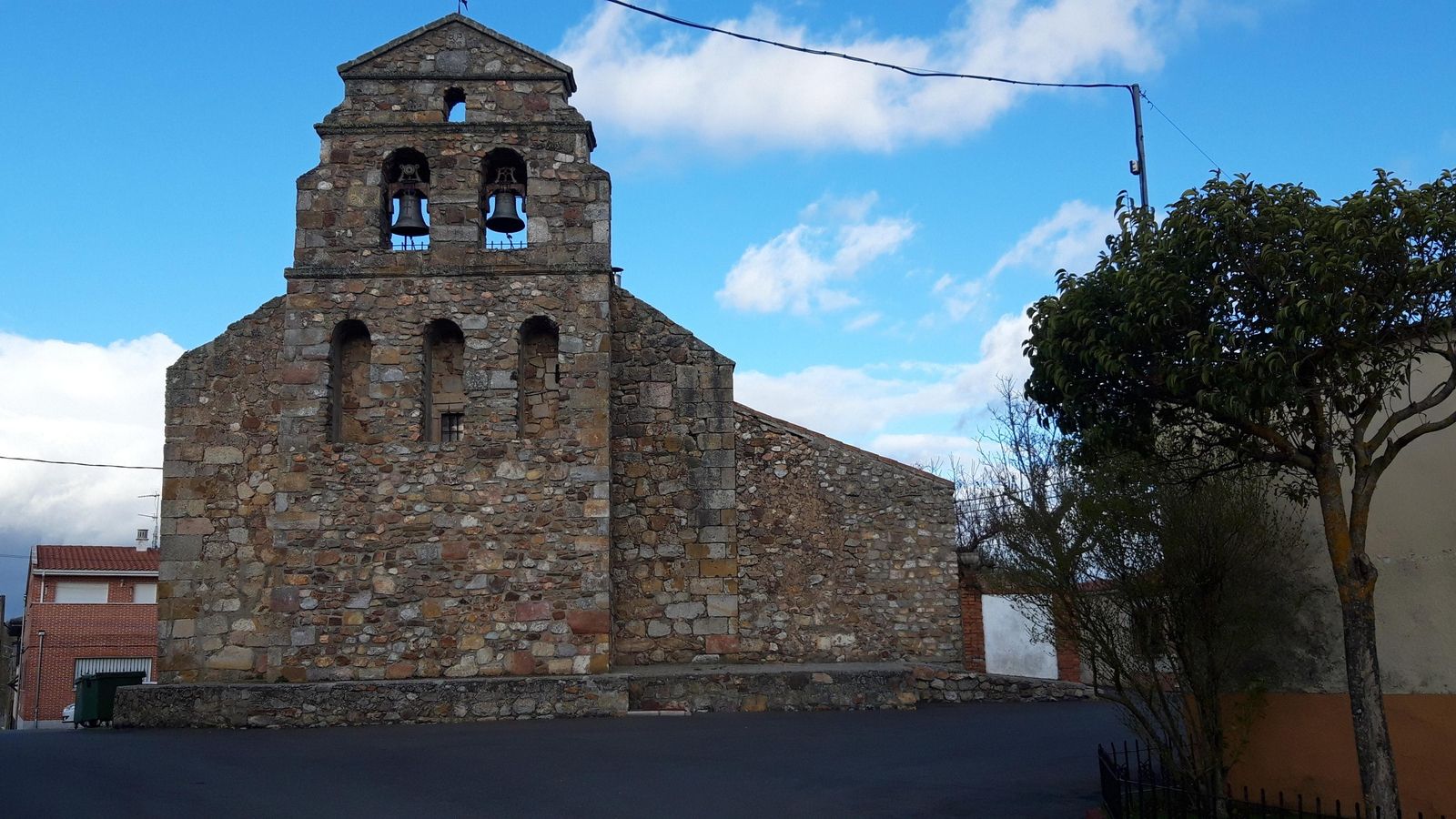 Parroquia de Santa María de los Rozados. Destaca la espadaña con doble fila de arcos.