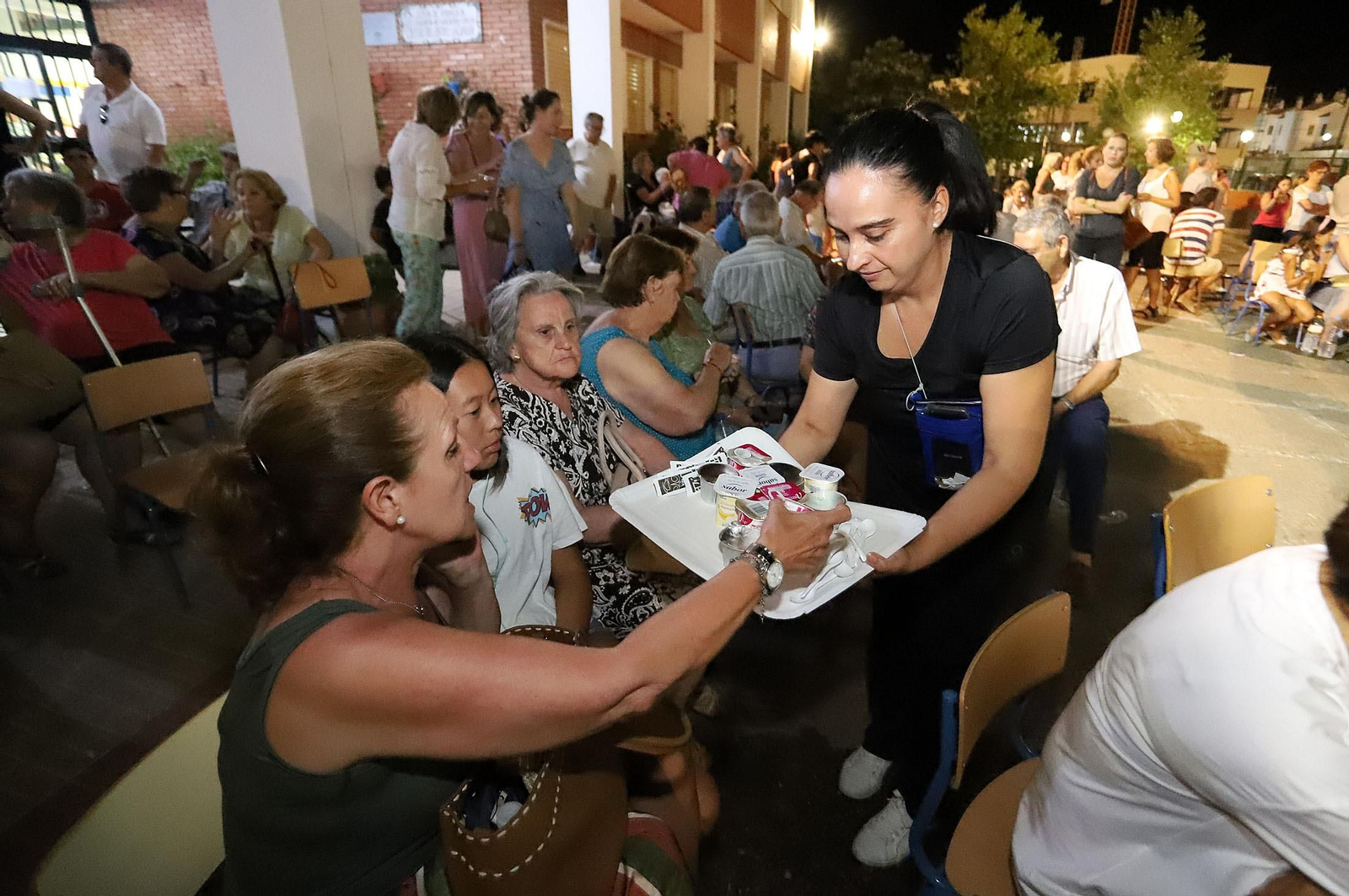 Imágenes de los evacuados de  Almonaster acogidos en Cortegana por el incendio