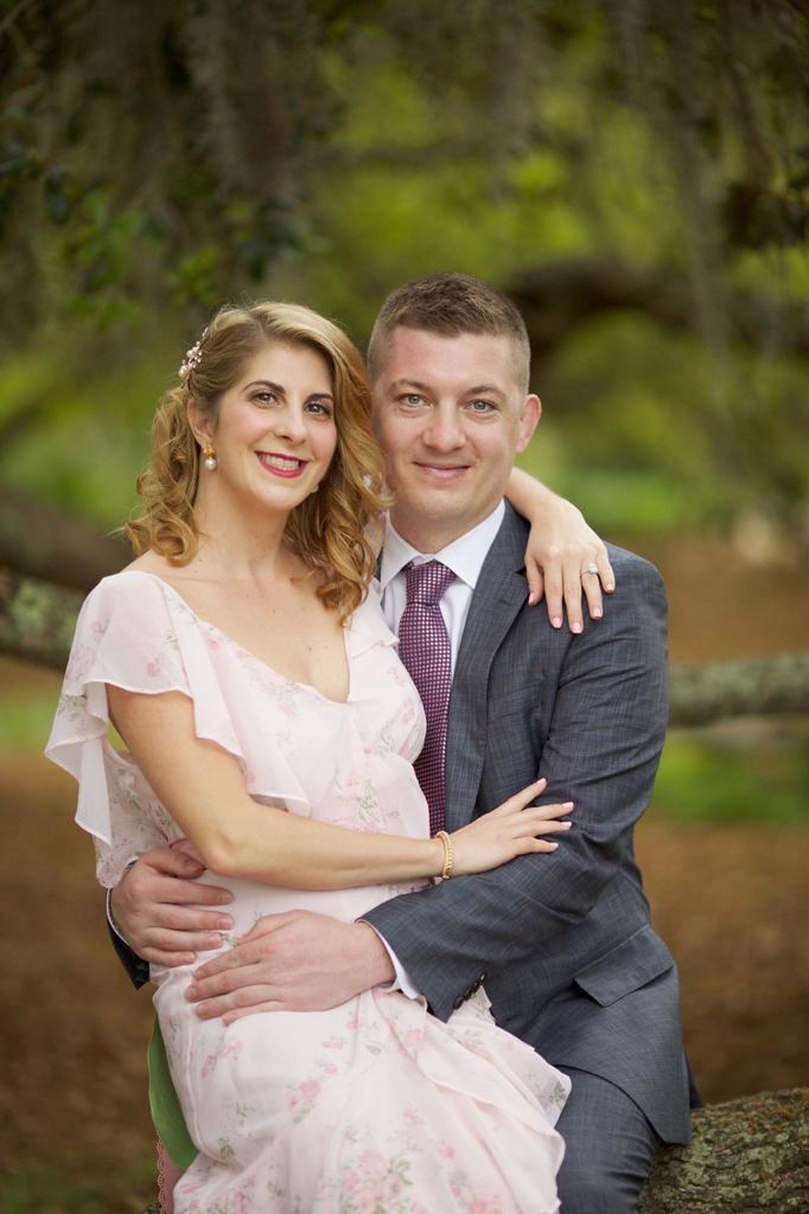 Beatriz y Michael posan abrazados.