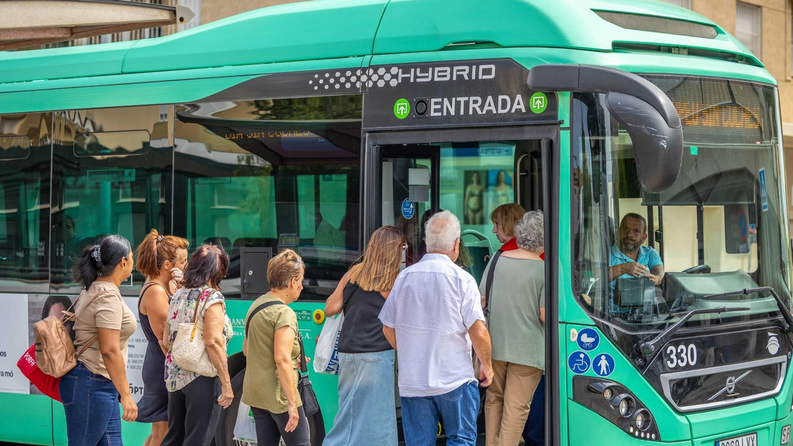 Usuarios accediendo a un autobús urbano de San Fernando