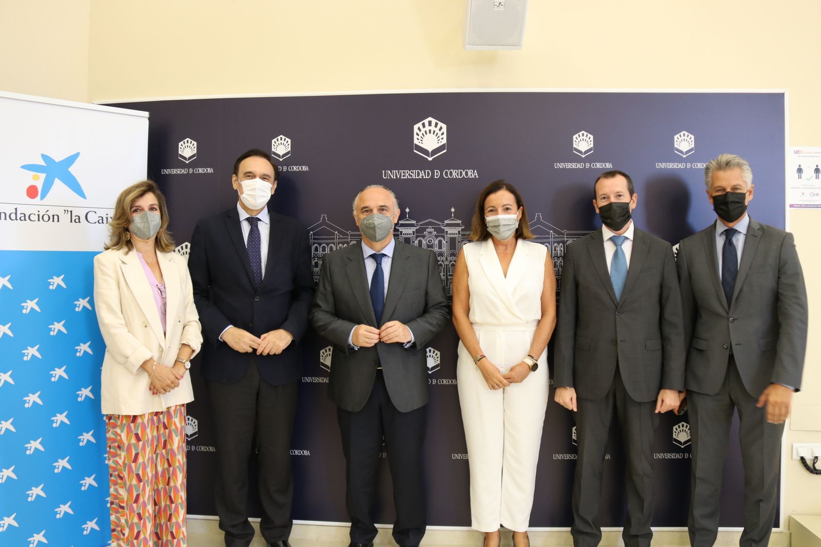 Representantes de Caixabank,  la Fundación la Caixa y la UCO en la firma del convenio de colaboración.