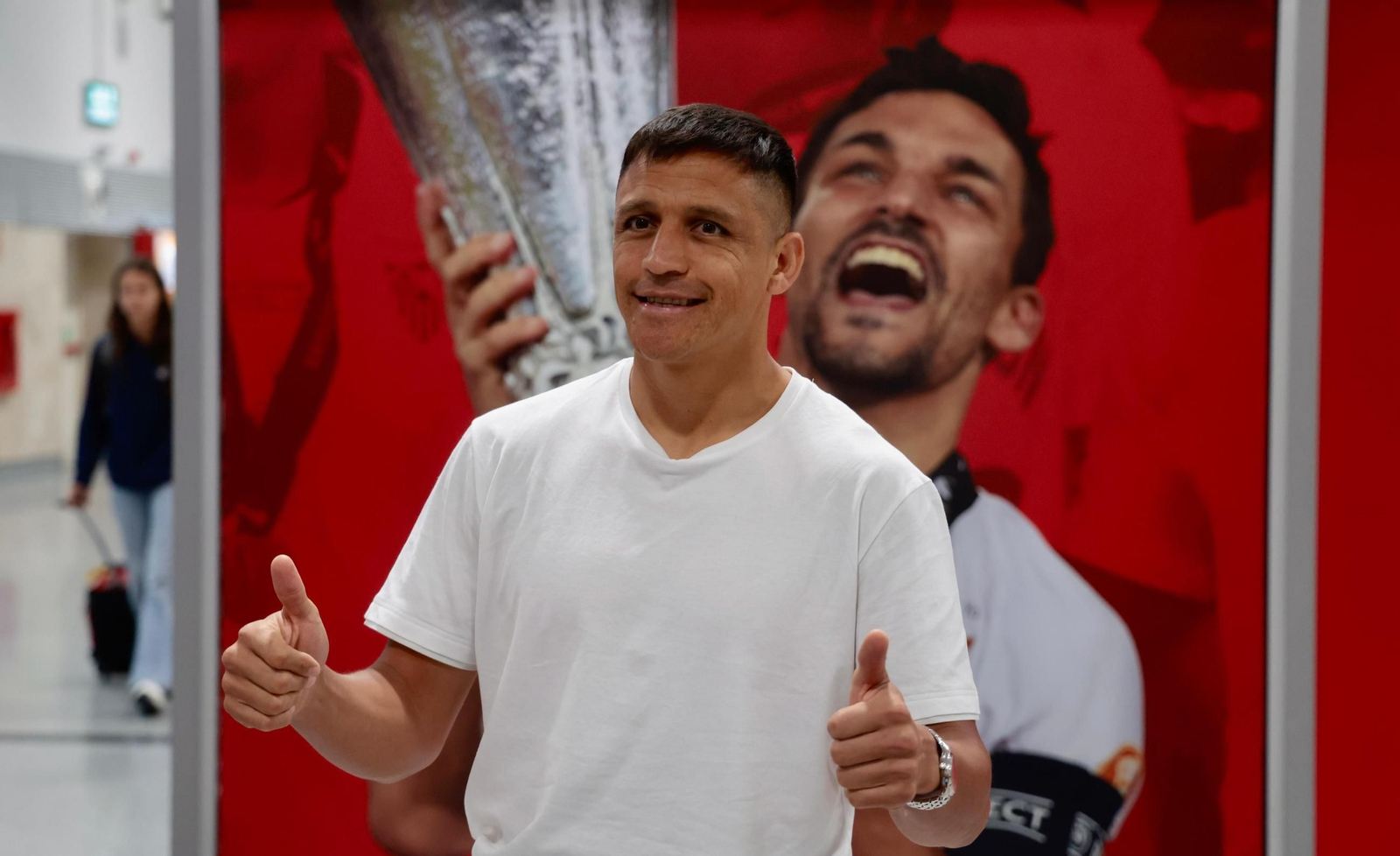 Alexis Sánchez saluda a su llegada a Sevilla el pasado lunes, con el cierre del mercado.