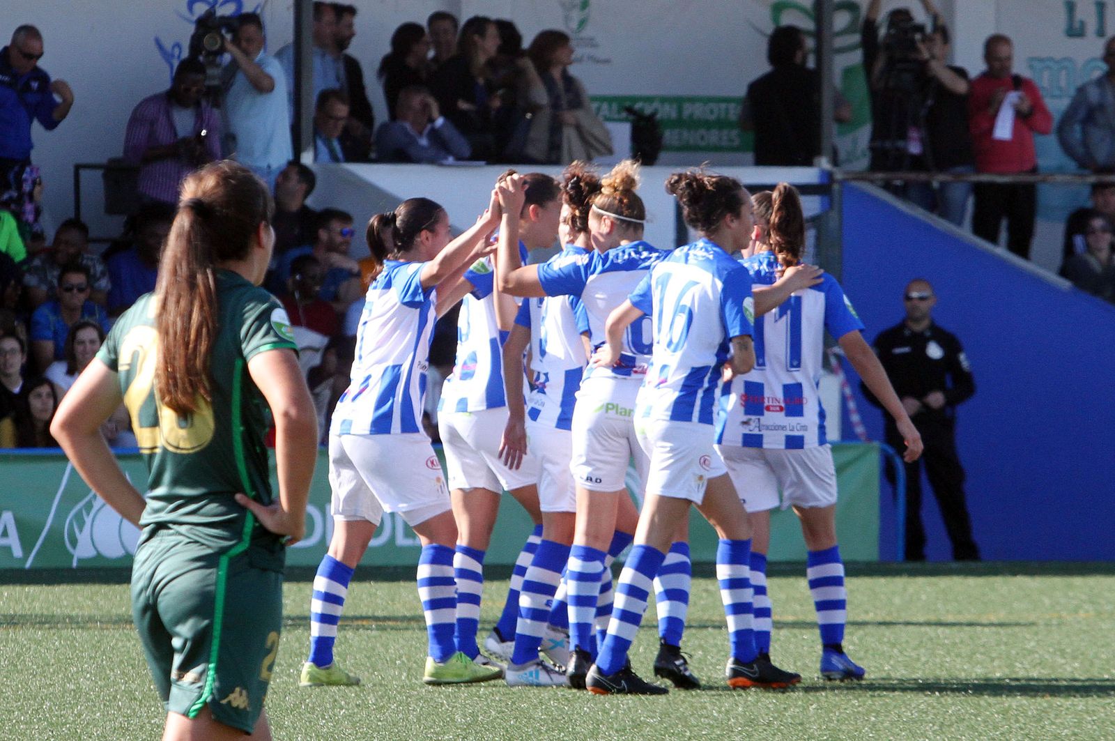 Varias jugadoras del Sporting celebran el gol de Anita ante el Betis.