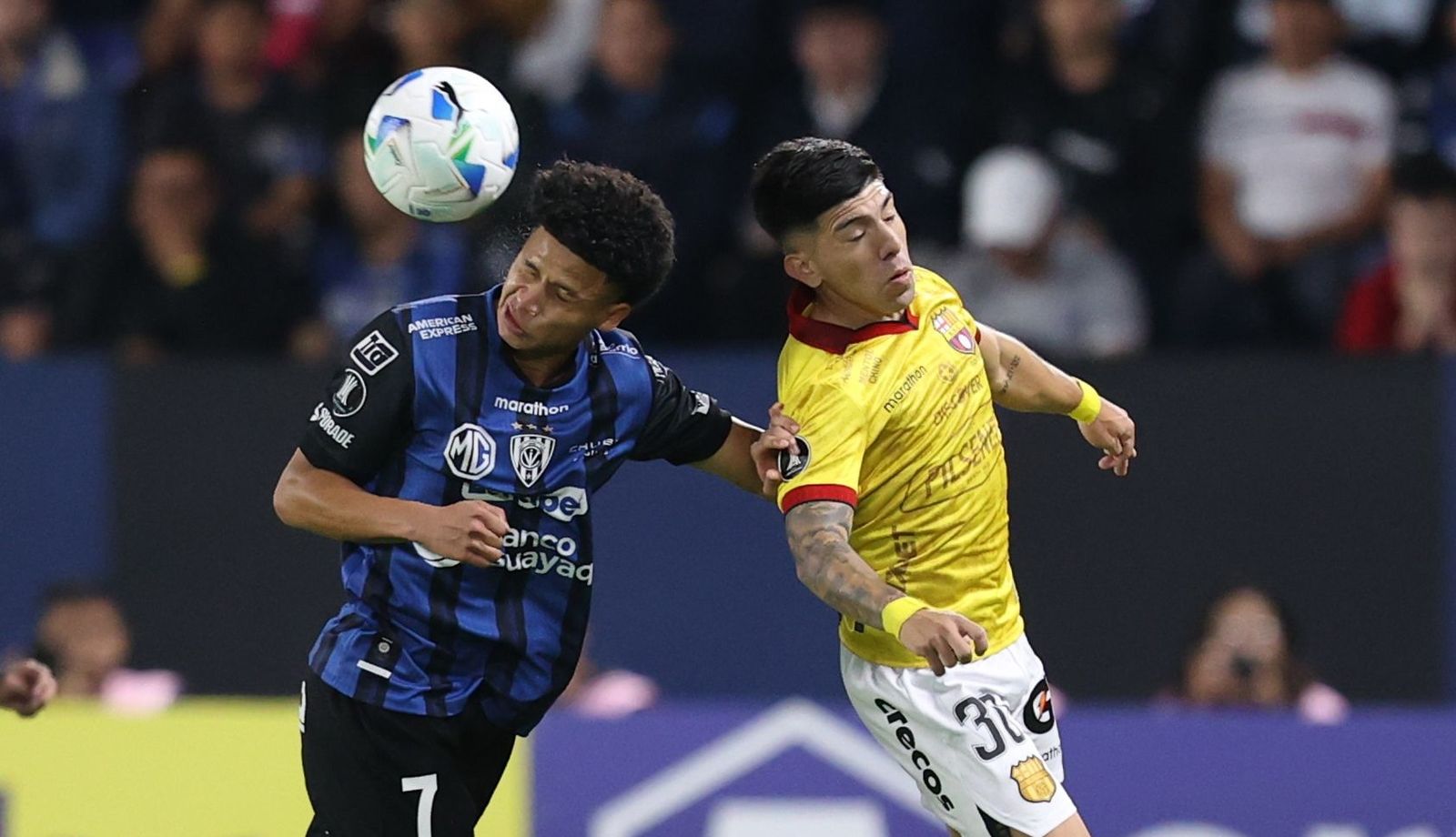 Mercado disputa un balón de cabeza.