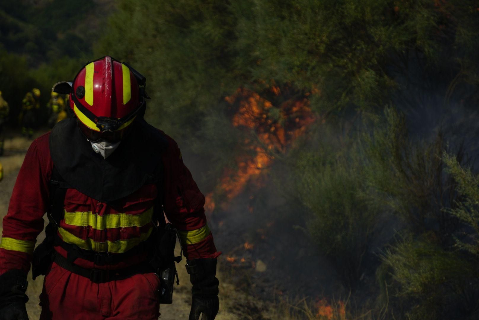 Un efectivo de la UME, en el incendio de Jarilla, en Cáceres.