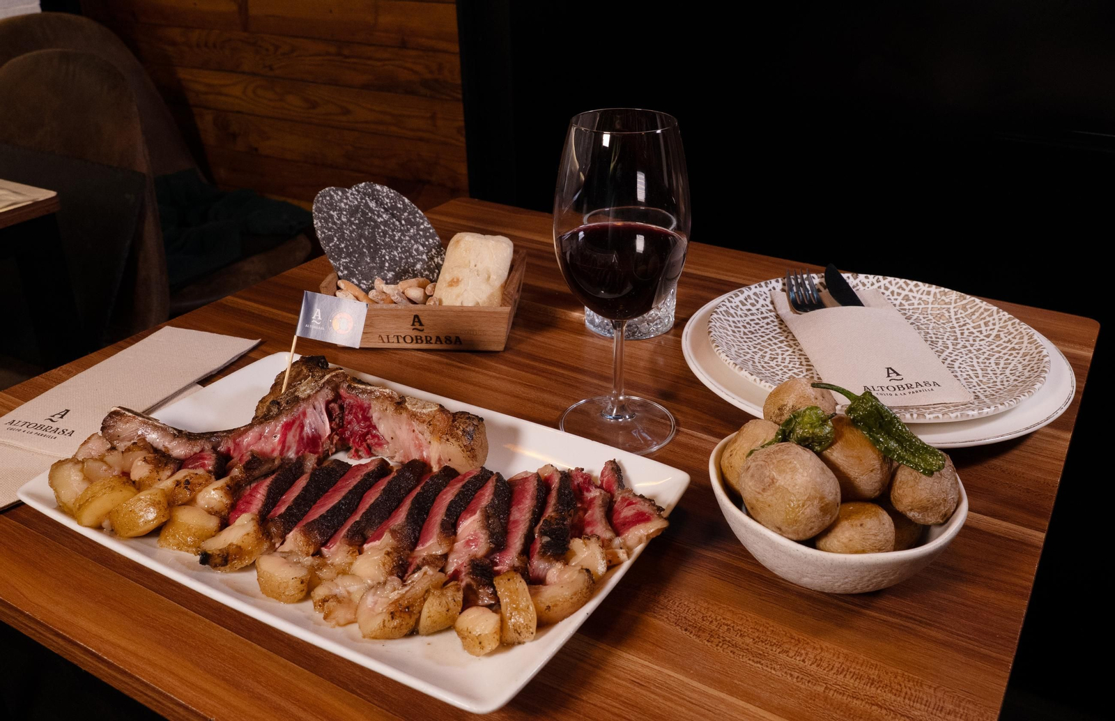 Mesa con carne de Altobrasa