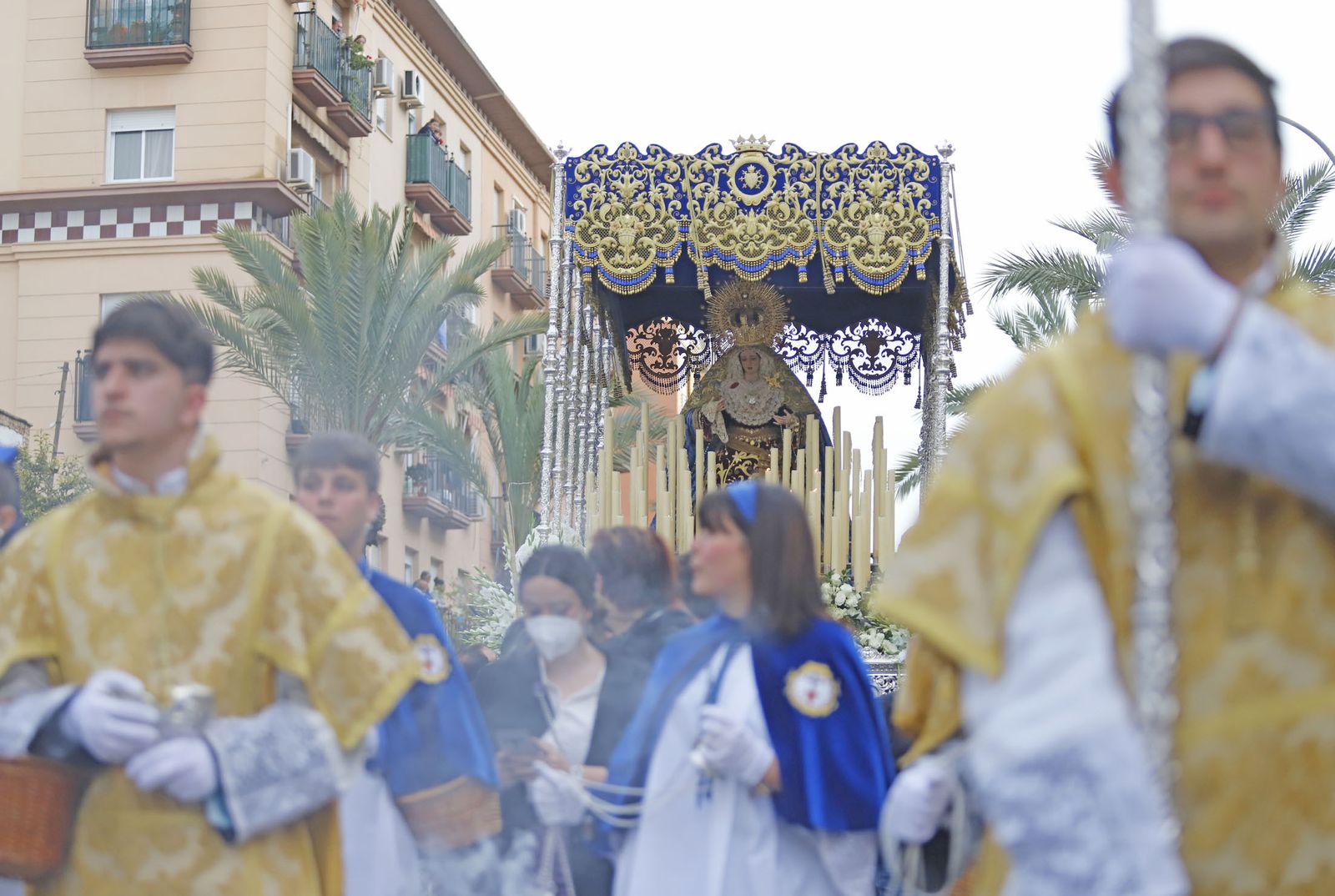 La Virgen de los Dolores sale en procesión en una jornada soleada.