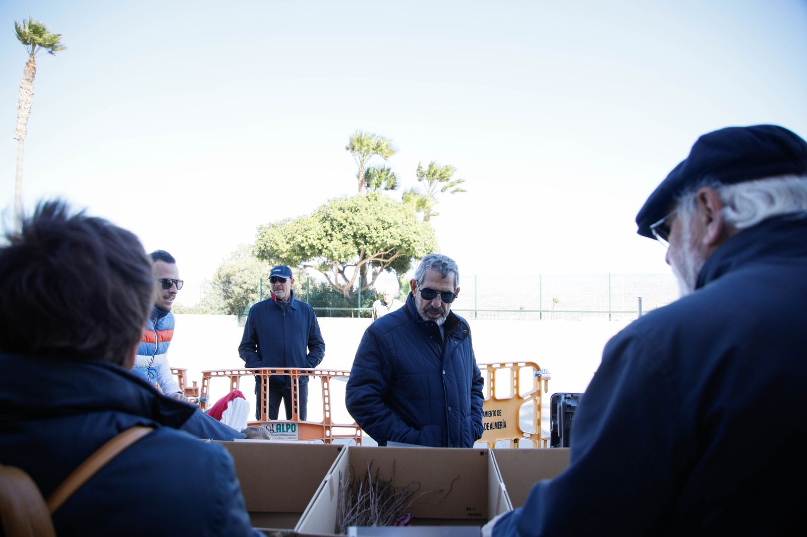 Imágenes del reparto de Parras en Alhama de Almería