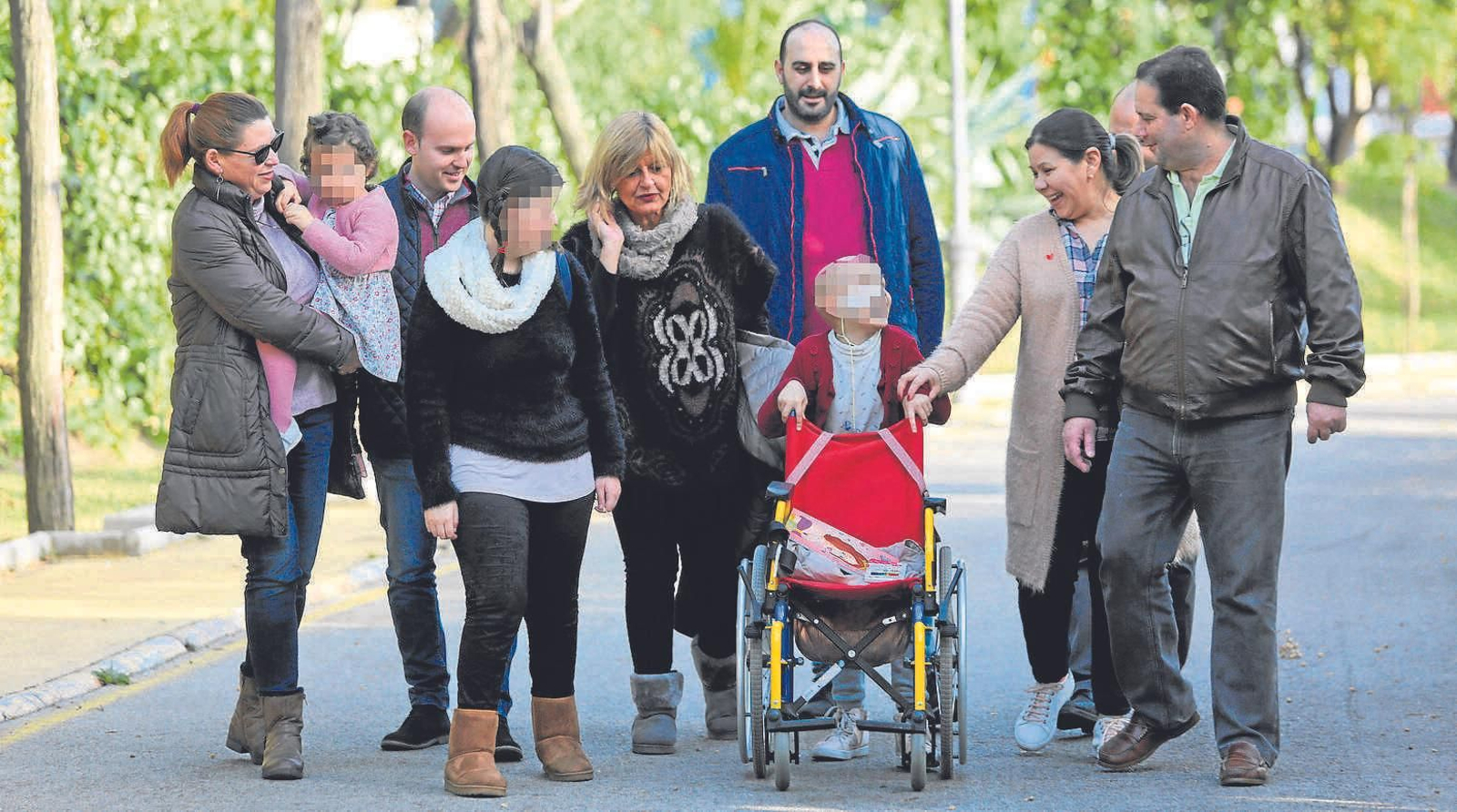 Los padres y algunos menores afectados por el cáncer conversan sonrientes junto al Materno Infantil.