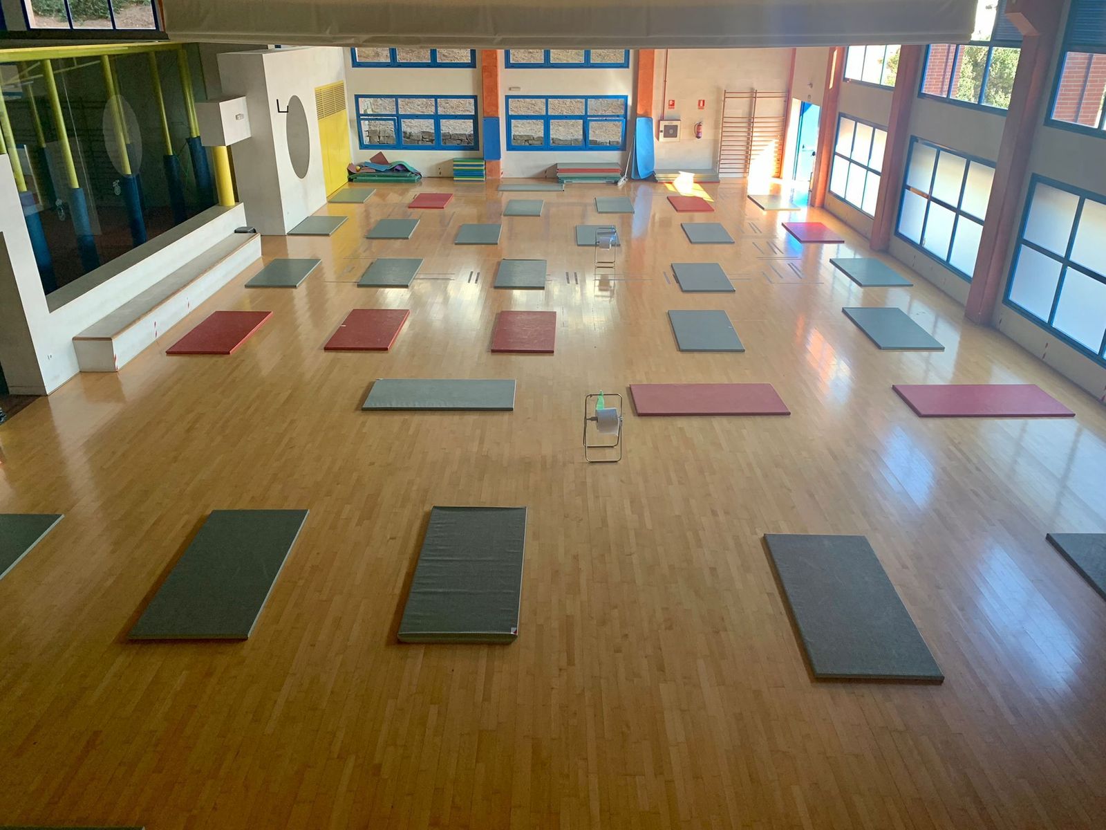 Vista del pabellón El Carmen de Estepona, habilitado para acoger a los desalojados.
