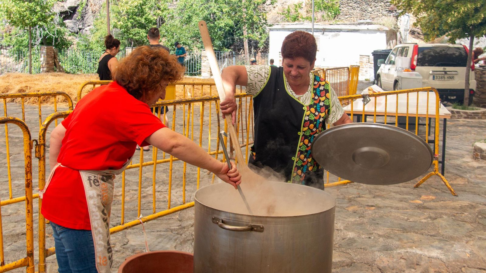 Desde bien temprano preparan unos pucheros para todos los asistentes