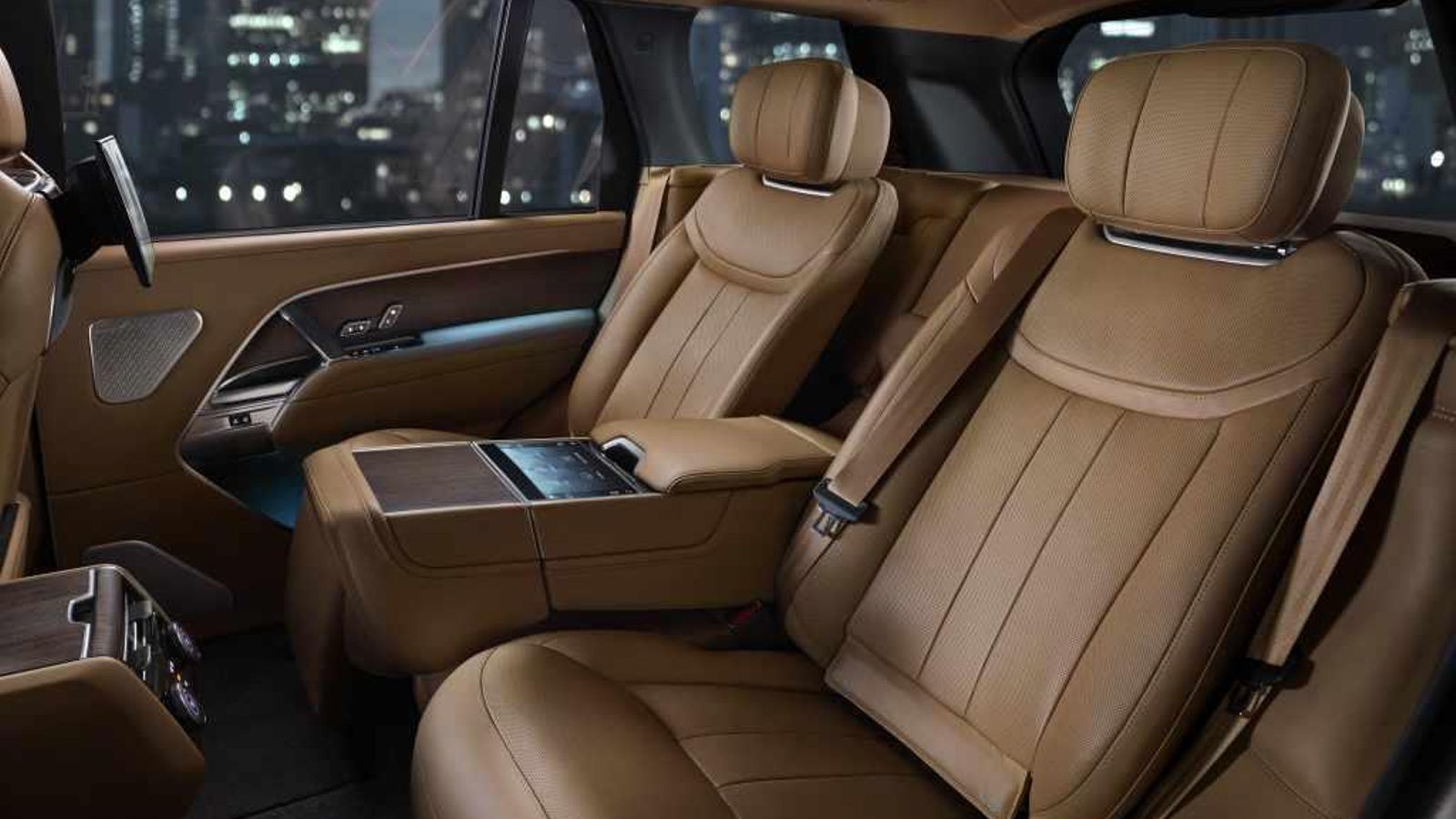 En el interior del nuevo Range hay pantalla por doquier. Por ejemplo, los pasajeros traseros tienen una a su disposición cada uno para su propio entretenimiento. Una tercera permite el control de los sistemas desde el reposabrazos.