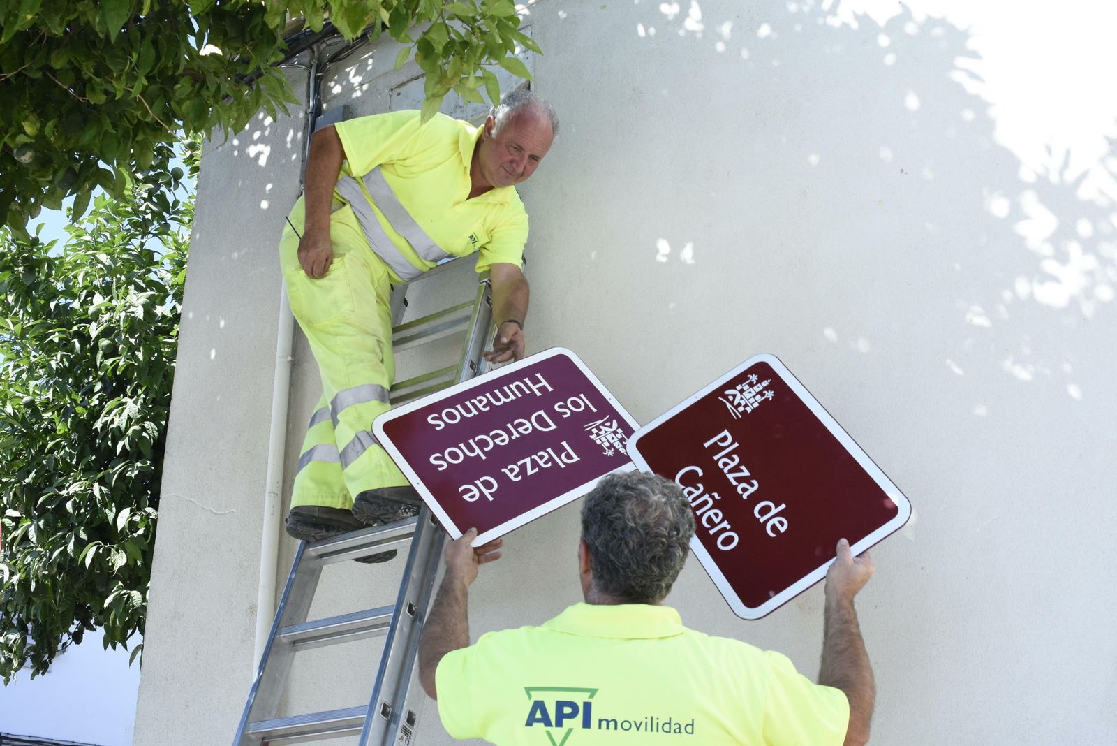 Un momento del cambio del rótulo de la plaza de Cañero.