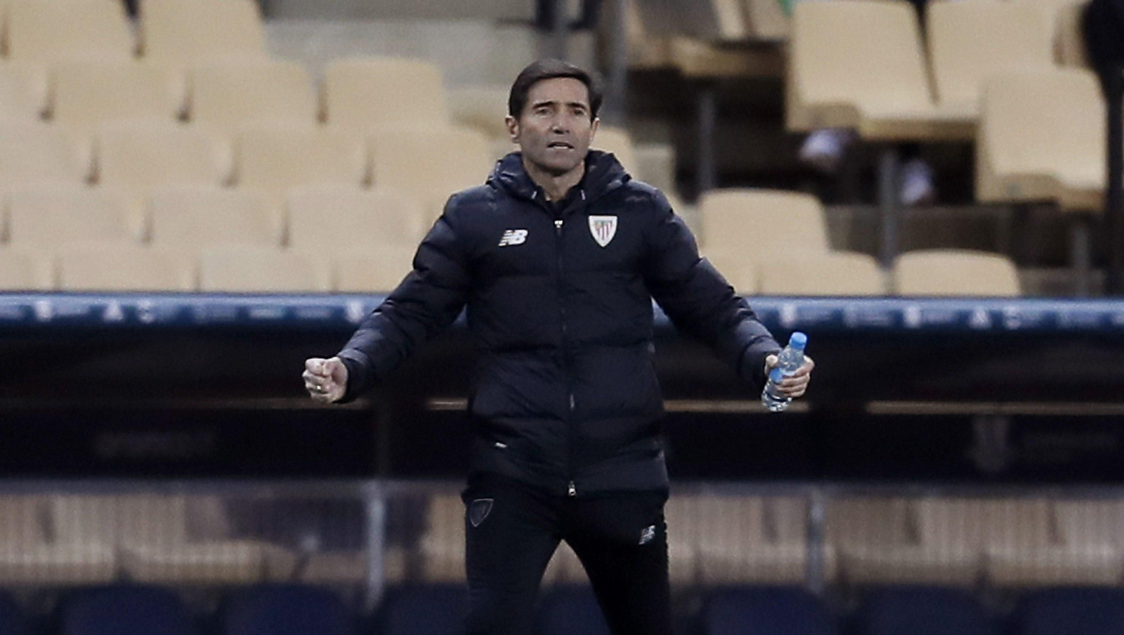 Marcelino García Toral protesta tras una jugada.