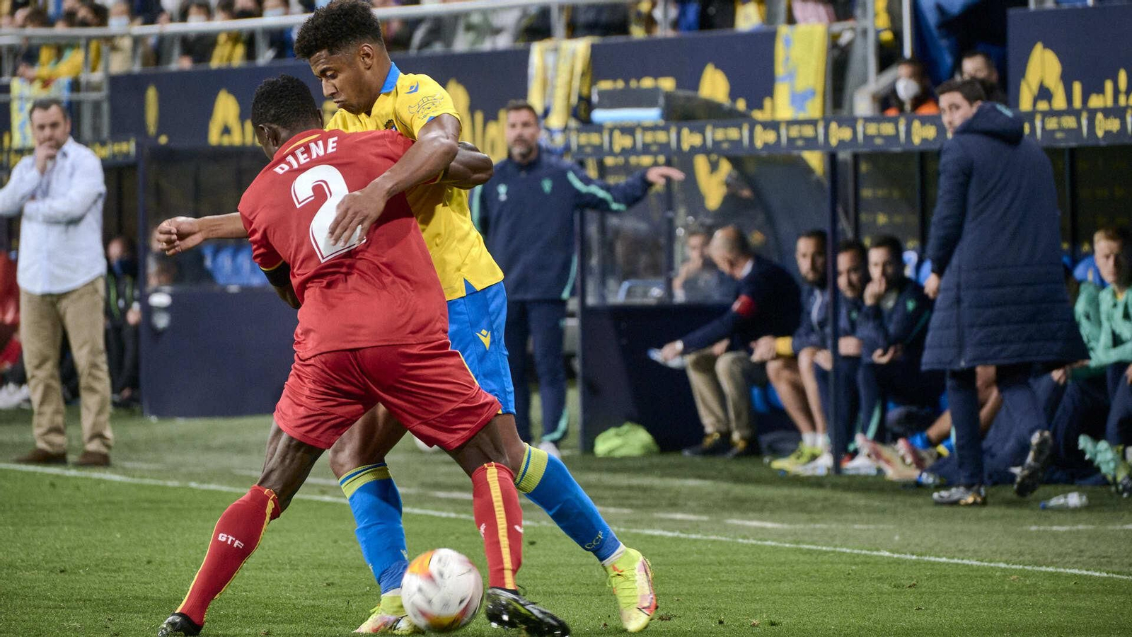 Partido de fútbol entre el Cádiz CF y el Getafe CF.