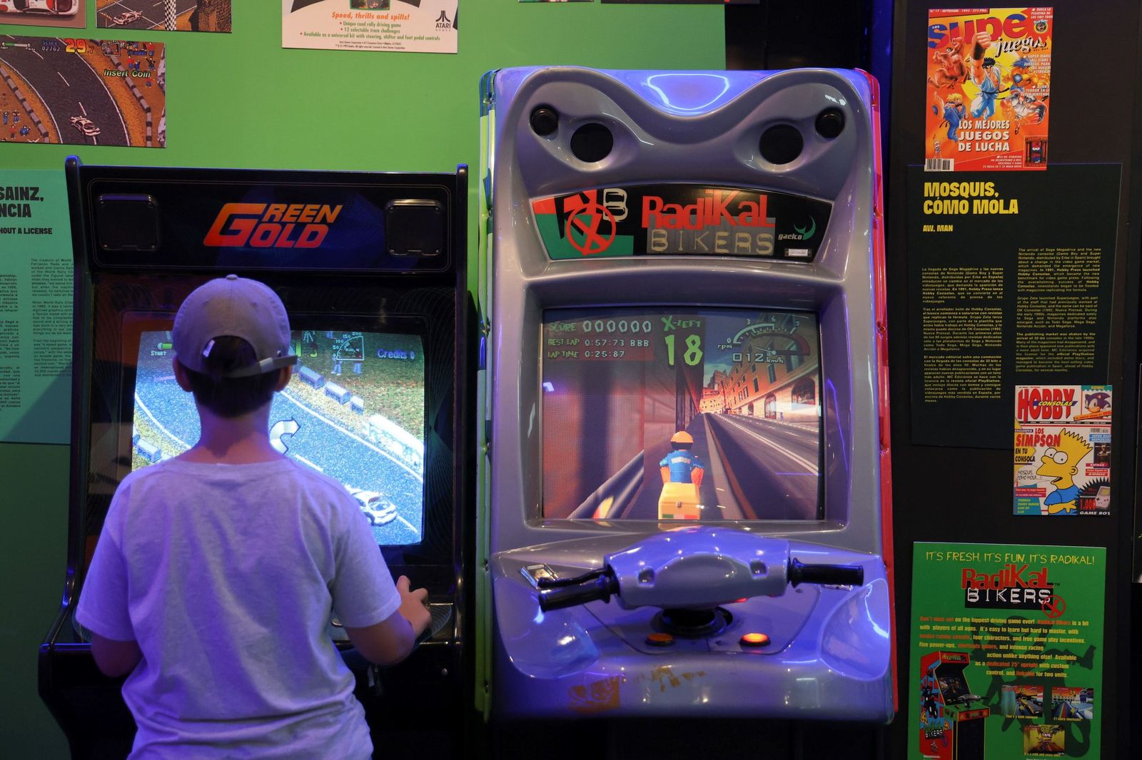 Un niño jugando con un videojuego.