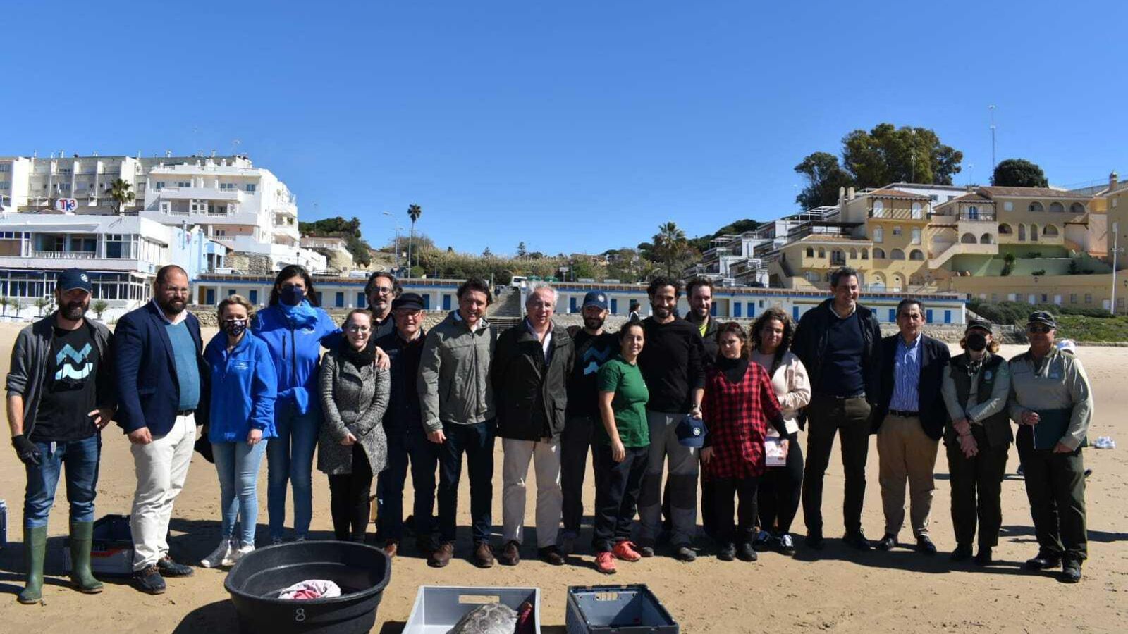 Una imagen de los participantes en la suelta de las tortugas.