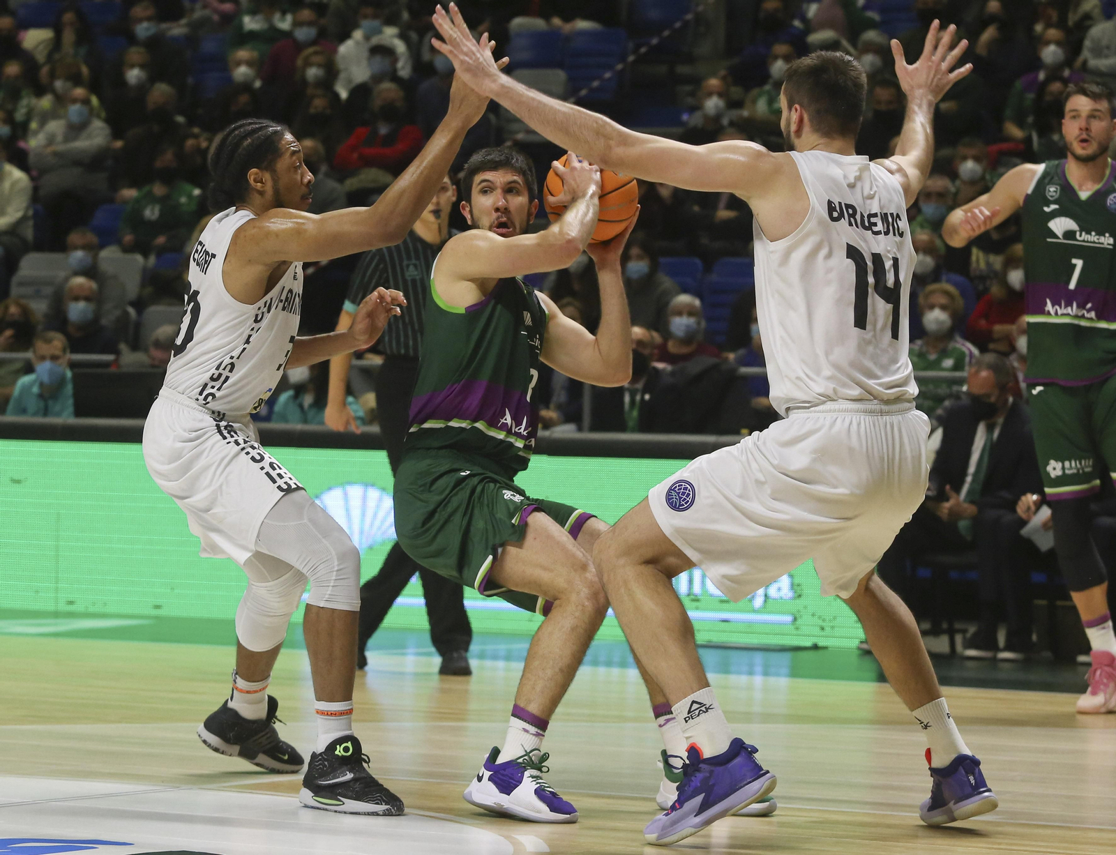 Bouteille trata de encontrar un pase en el partido de la primera vuelta en el Carpena.