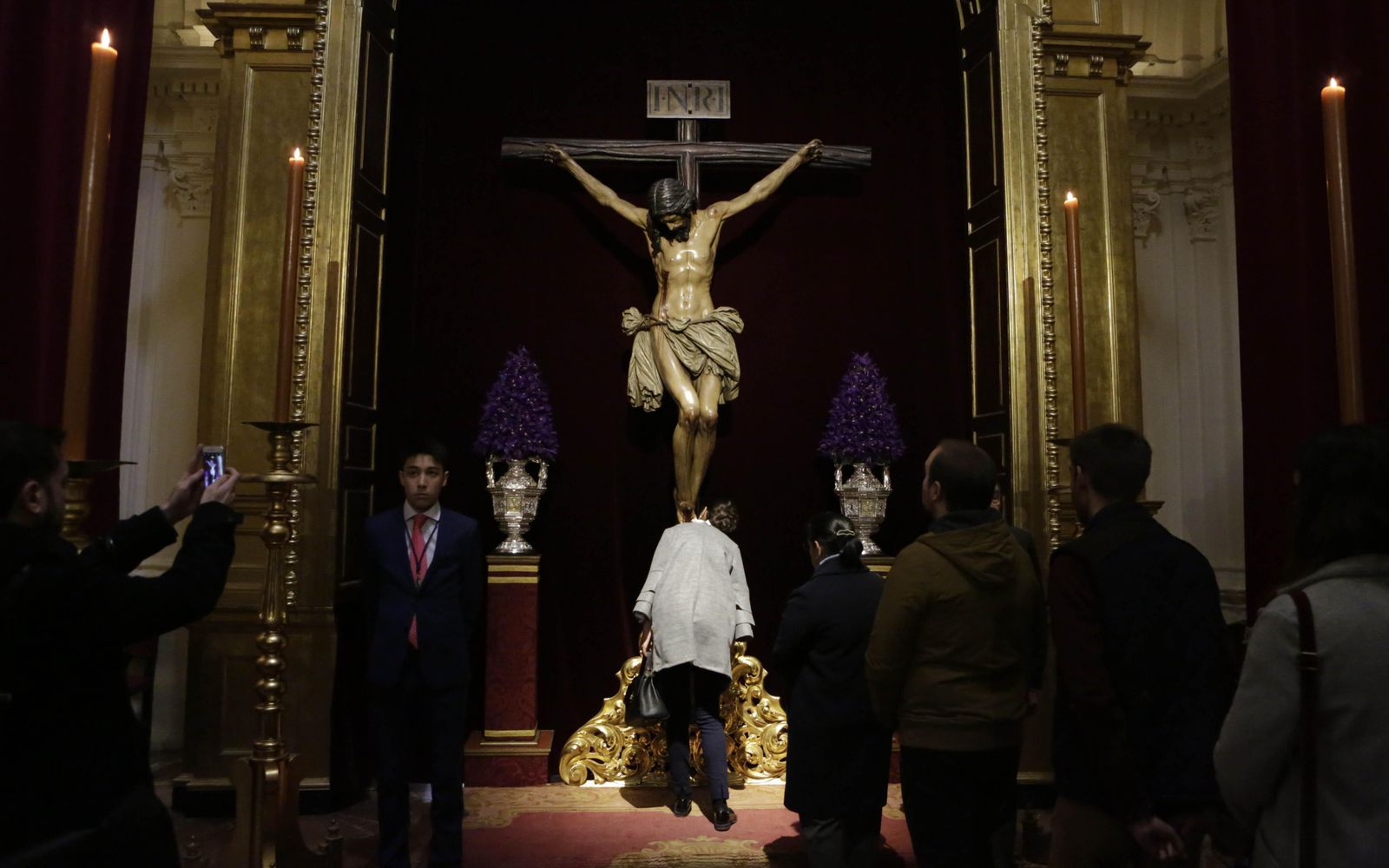 Besapié al Cristo de la Buena Muerte celebrado en la cuaresma de 2018.