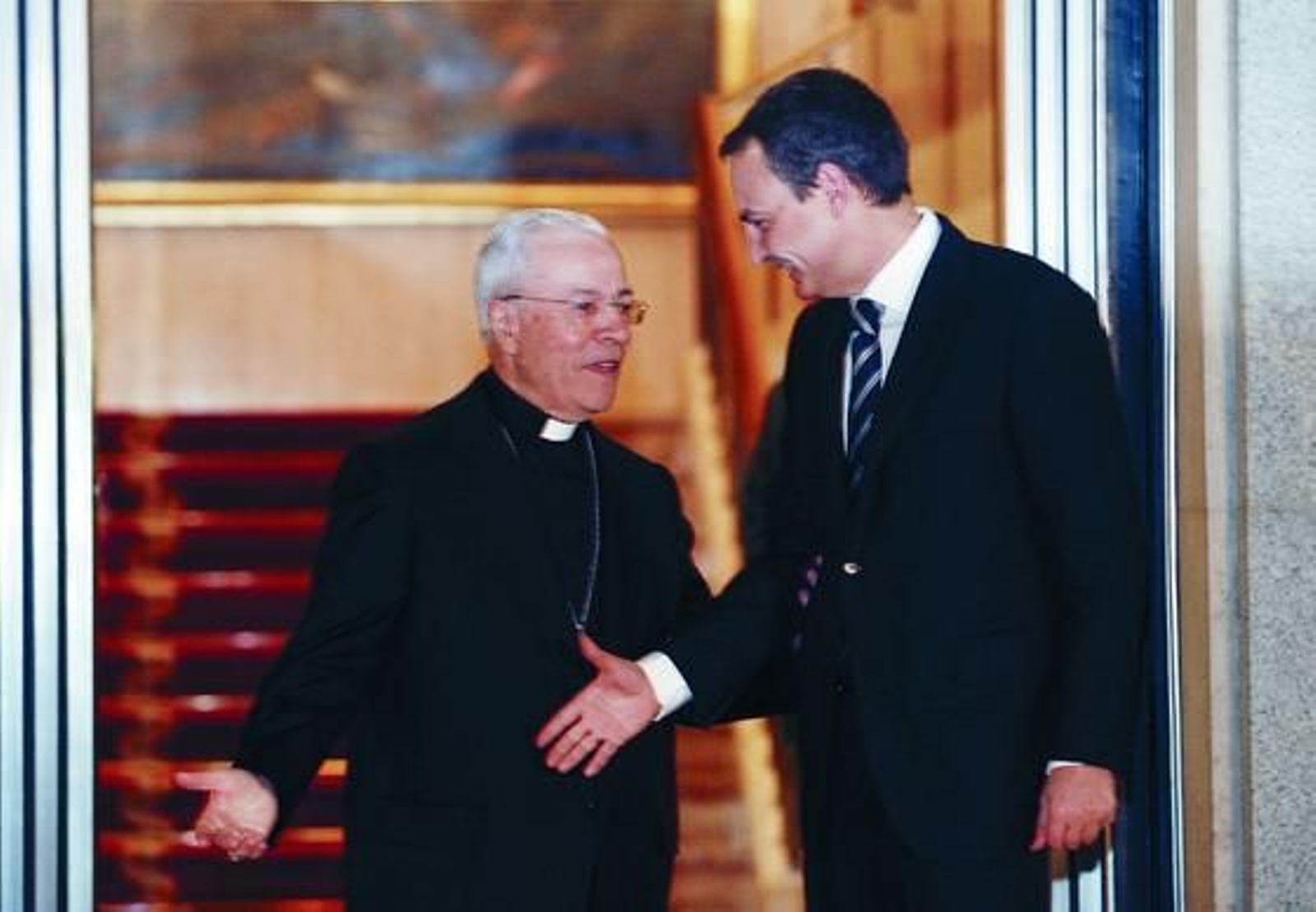 14 de febrero de 2008: El desencuentro con el Vaticano fue la tonica del Gobierno de Zapatero. En la foto se aprecia la frialdad en el salido del presidente con el embajador de la Santa Sede en España, Manuel Monteiro. 

Foto: EFE