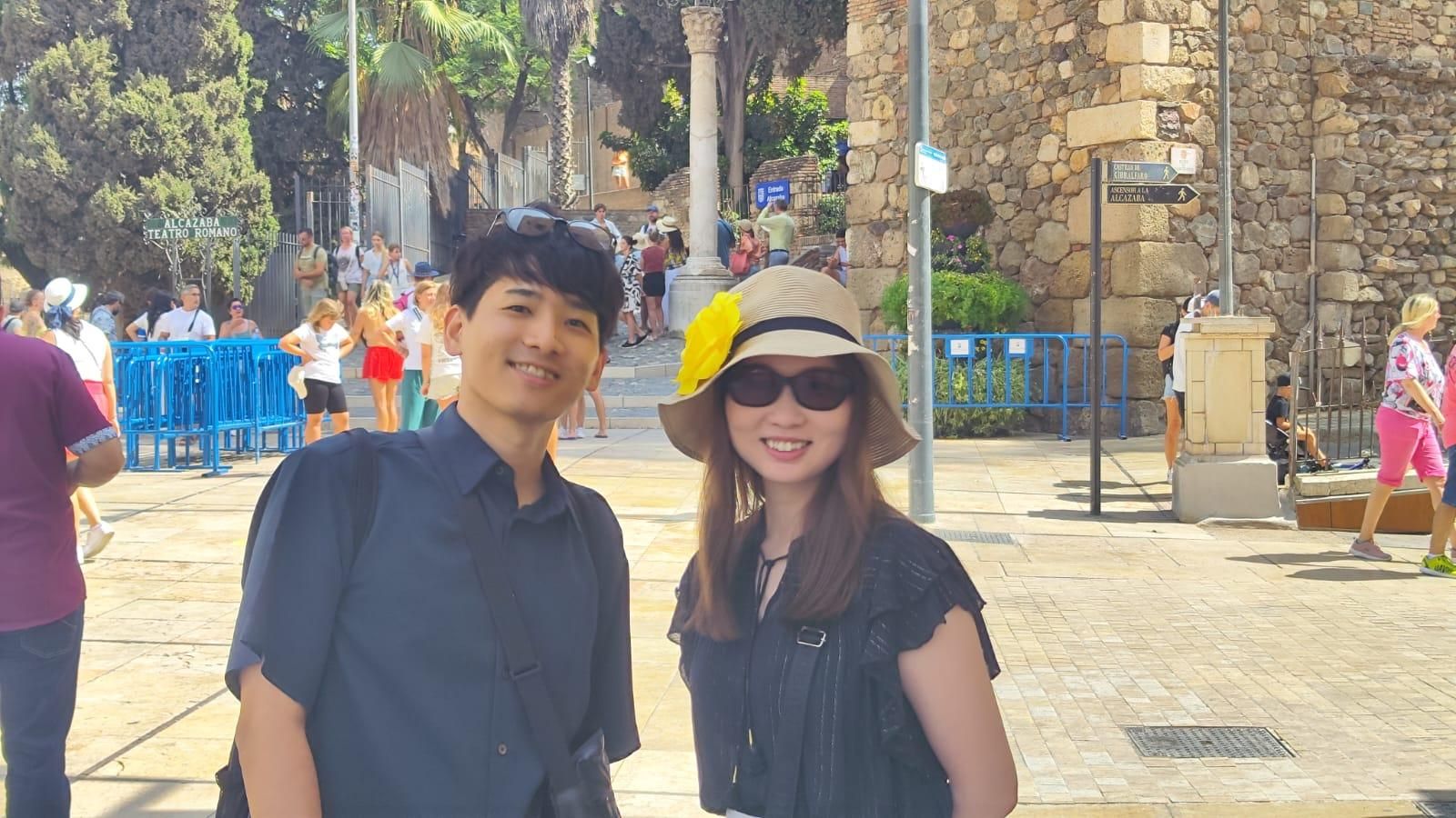 Los turistas se dejan ver a las puertas de la Alcazaba.