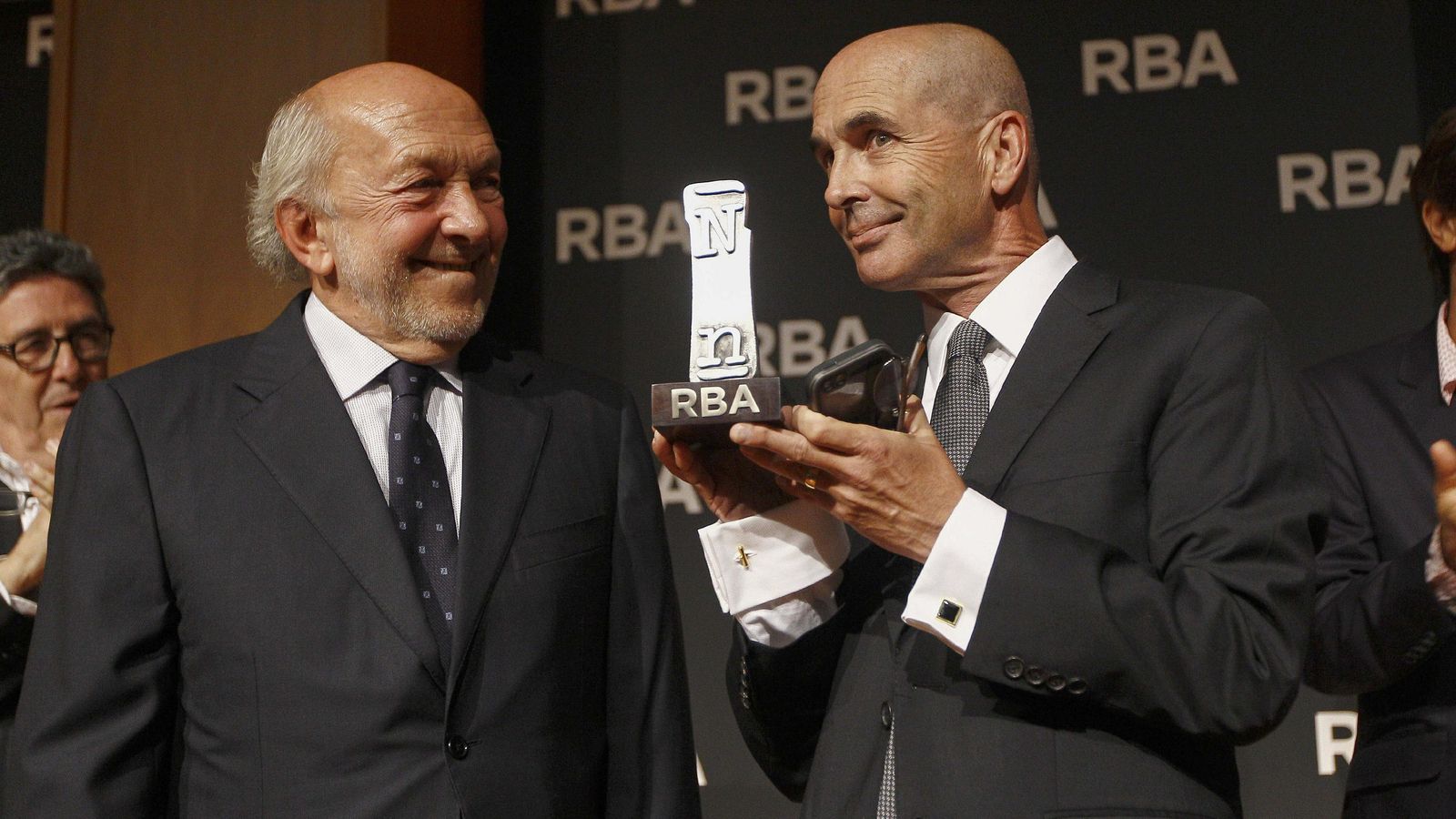 Don Winslow recibiendo el premio RBA de Novela Negra por 'El cártel'.