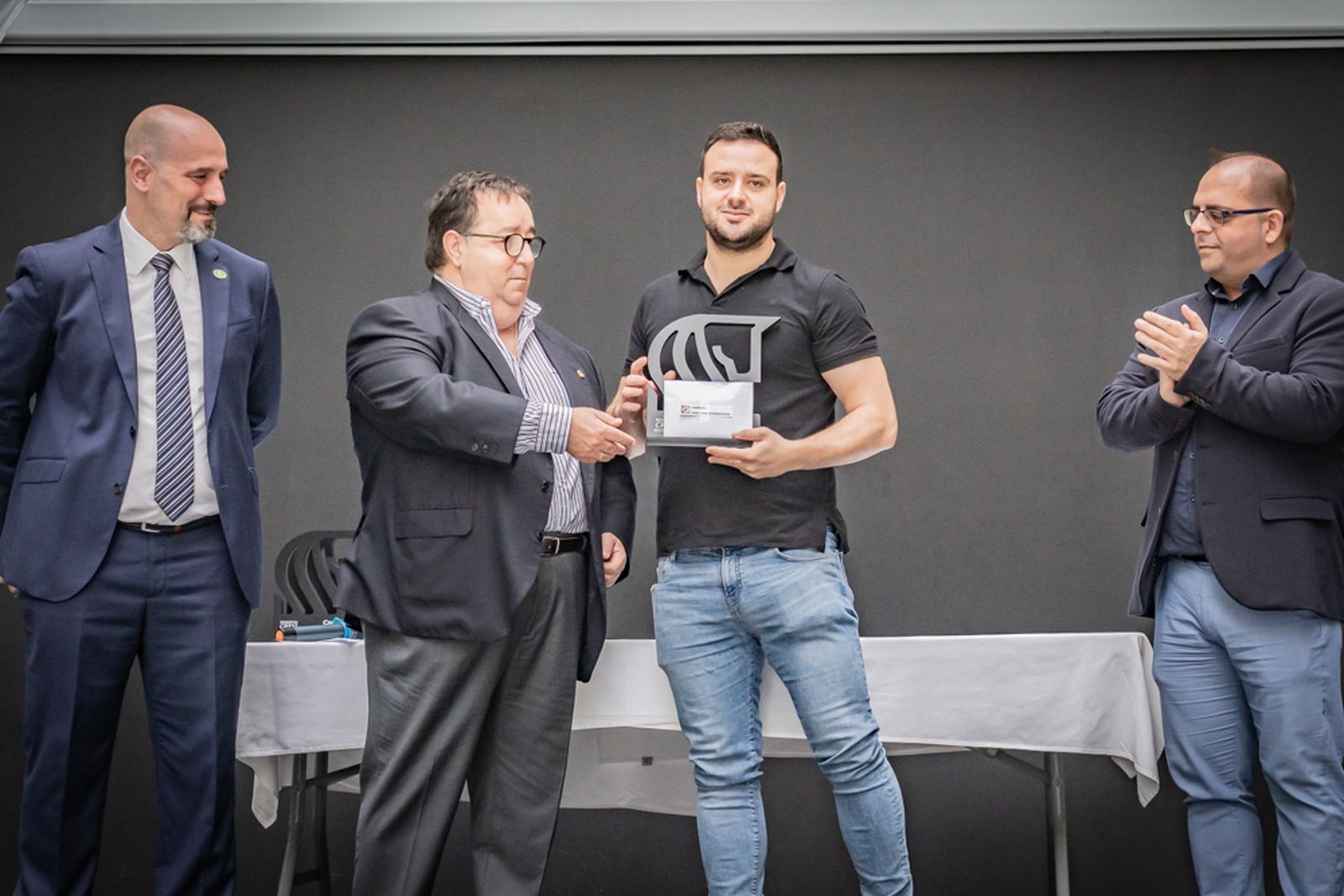 José Juan Rubí entrega el trofeo de campeón a Cuenca.