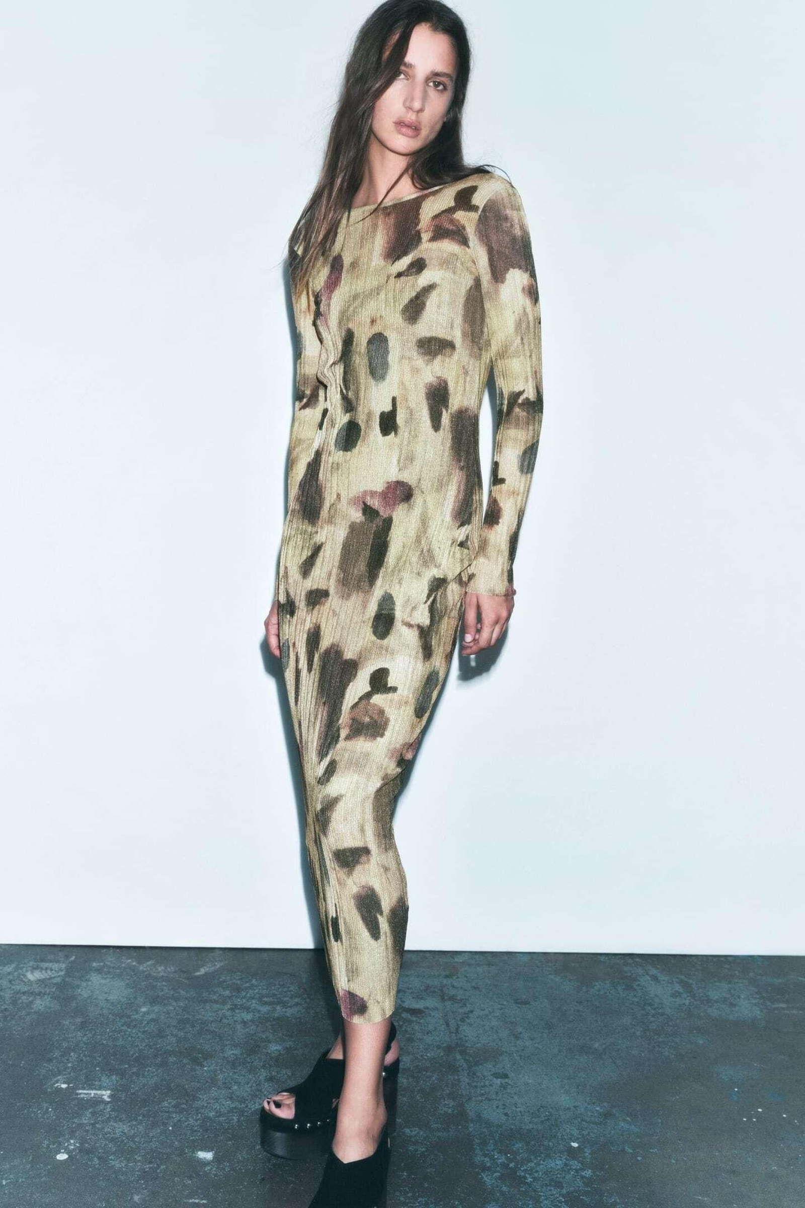 Vestido estampado de Zara.