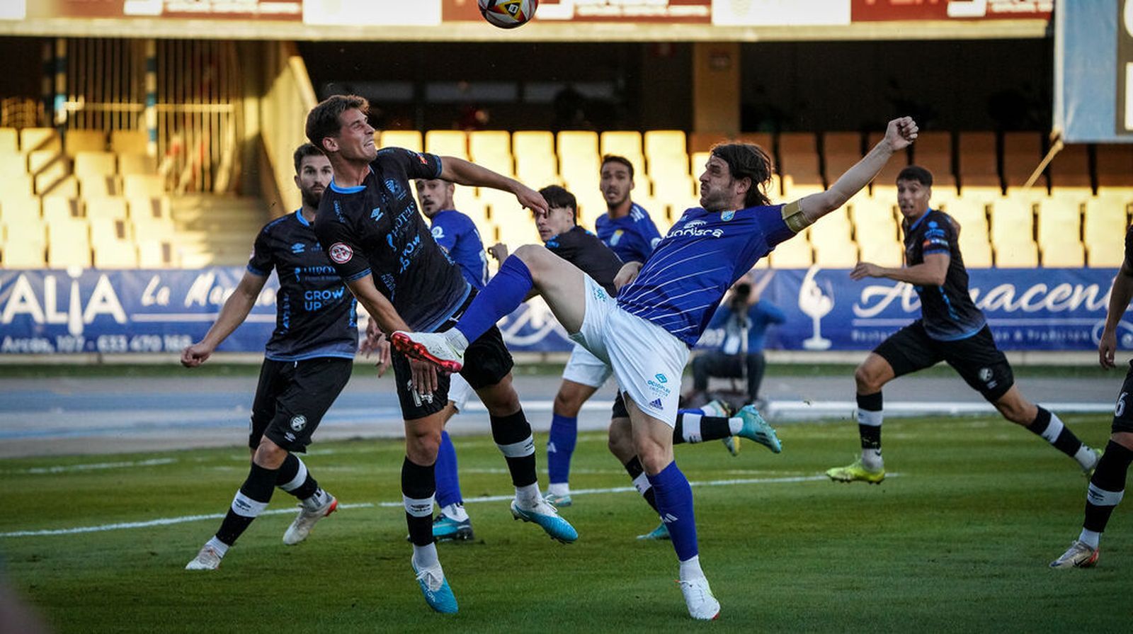 Migue García se lesionó en la primera parte y se quedó en la caseta en el descanso.
