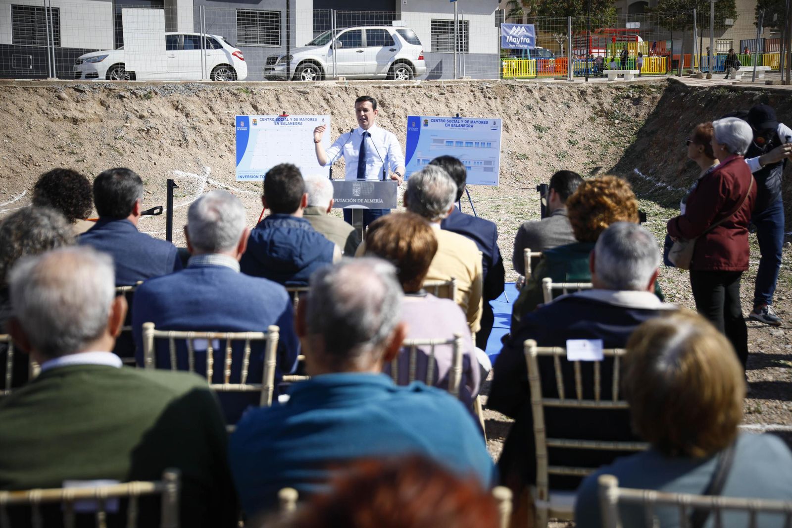 Las imágenes de la primera piedra del Centro de mayores en Balanegra