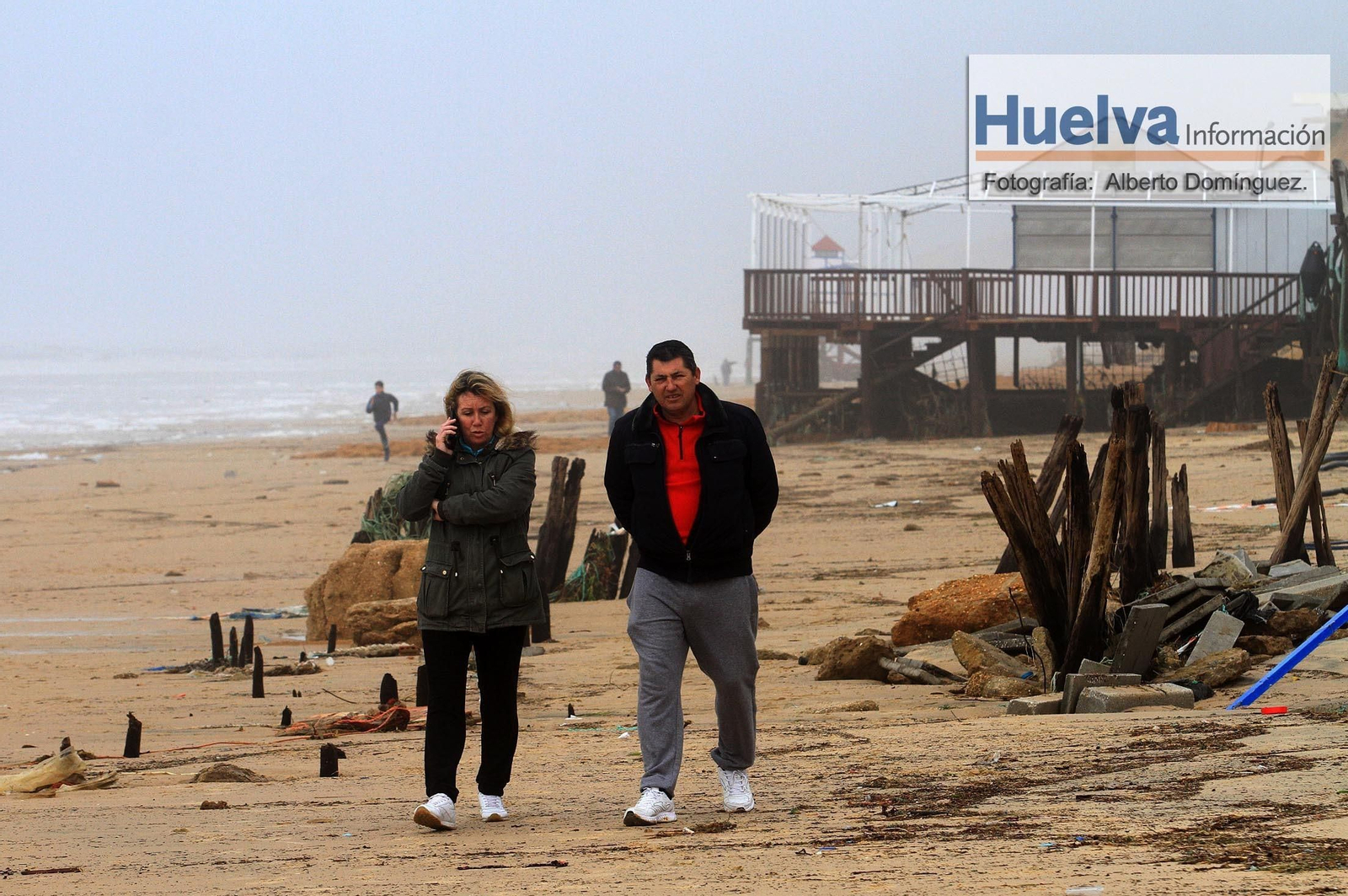 Imágenes del temporal de viento y lluvia en la playa de Matalascañas