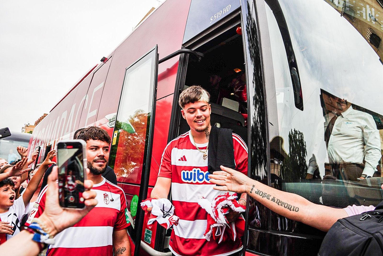 La llegada de Saiko a Los Cármenes, en imágenes