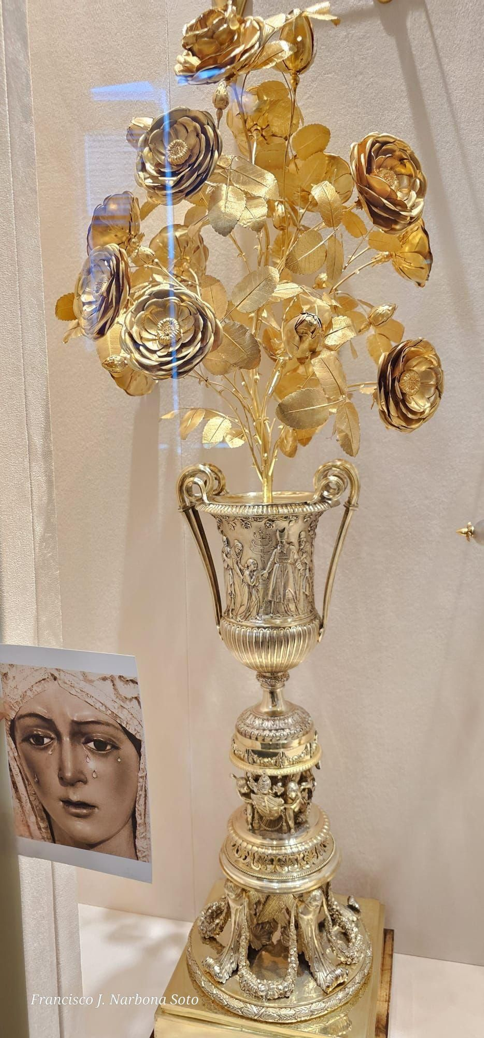 La Estampa de la Macarena junto a la Rosa de Oro.