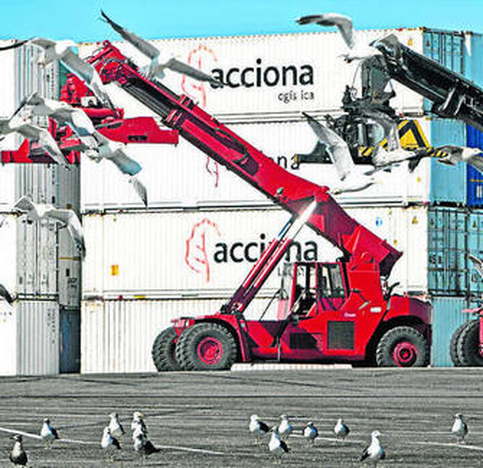 Varios contenedores de Acciona, apilados en la nueva terminal ro-ro.