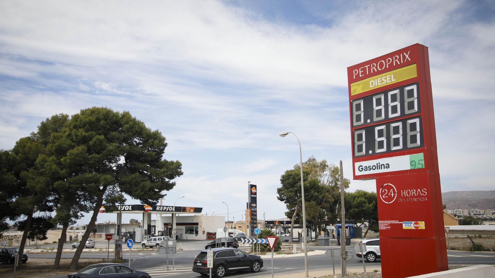 Gasolinera Petroprix, frente a la Repsol de carretera del Mamí.