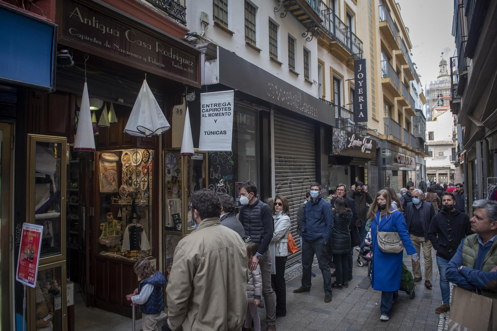 Numerosas personas hacen cola a las puertas de la Antigua Casa Rodríguez.