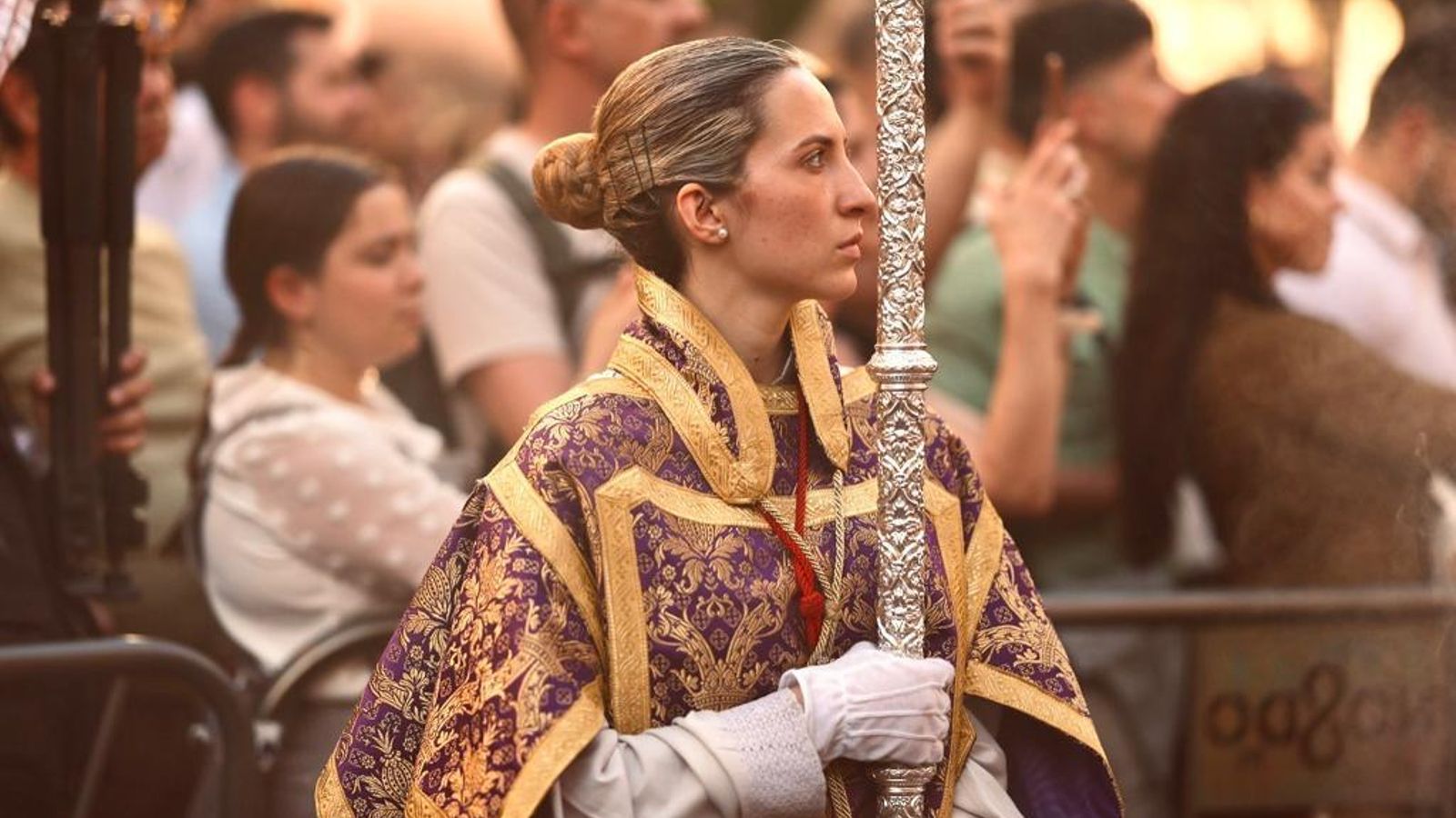 Alba Valenzuela durante una estación de penitencia como cirial