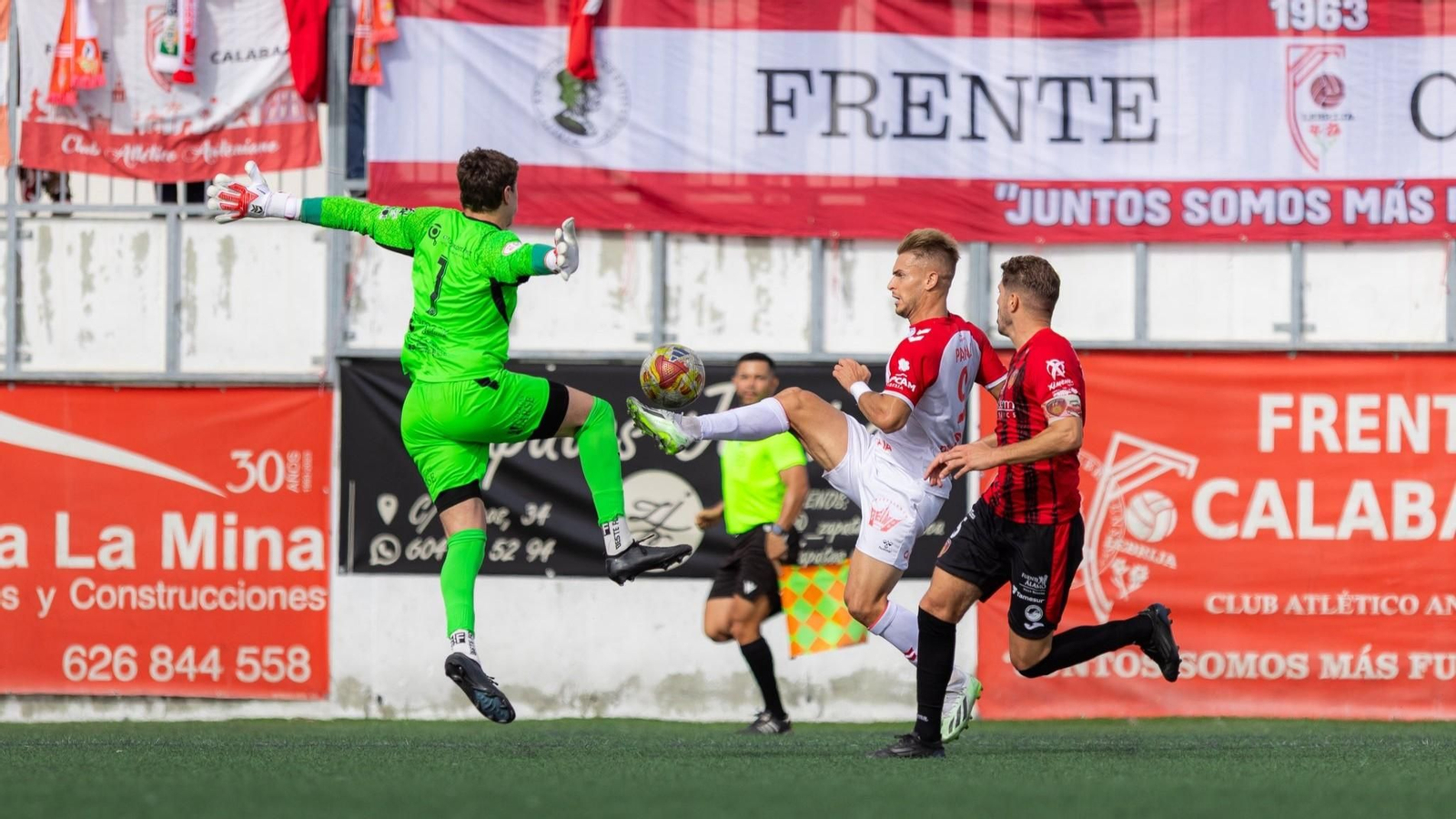 Pana, en la acción del 2-0, ante Estepa y Edu Chía. Pana, en la acción del 2-0, ante Estepa y Edu Chía.