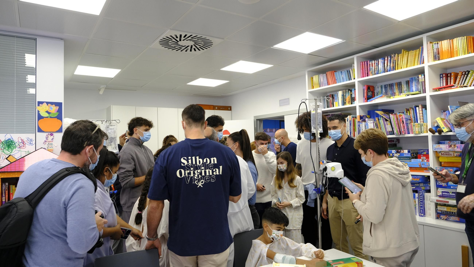 Las imágenes de la visita de los jugadores del Almería a los niños de Torrecárdenas